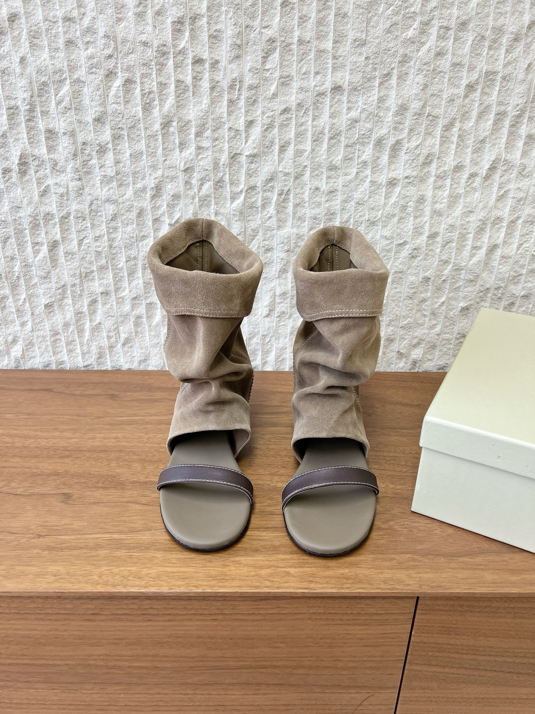 NO:706139,G199 Unfolio, niche trendy brand, 26WF early spring new style, retro pile boots, sandals, deconstructing retro aesthetics with casual pleats, no logo design echoes the minimalist idea, soft and tough first-layer cowhide naturally drape with your steps, giving an effortless old-money accent. The hollow upper combines breathability and sophistication. The low-heeled design is suitable for all-weather walking. Pair it with a floral long skirt to demonstrate French romance. It can also be paired with denim shorts to interpret American retro style.  Let every step step in the elegant beat of time. Whether it is commuter suit pants or holiday dresses, they can be seamlessly integrated into your capsule wardrobe. The fabric is made of original imported cow suede/cowhide. The lining is tiptoe stretch lycra/cow leather. The sole is original custom-made Italian leather outsole size 35-39 (40 customizations are non-refundable), boots, boots, skirts, shorts, business suits, cowhide, Leather soles19860909G199 Unfolio 小众潮牌 26WF早春新款 复古 堆堆靴 凉靴 以随性褶皱解构复古美学 无logo设计呼应极简主张 软韧头层牛皮随步履自然垂坠 堆出不费力的老钱腔调. 镂空鞋面糅合透气与精致 低跟设计适配全天候行走 搭配碎花长裙演绎法式浪漫 也能配牛仔短裤诠释美式复古 让每一步都踩在时光的优雅节拍里. 无论是通勤西装裤还是假日连衣裙 都能无缝融入你的胶囊衣橱. 面料采用原版进口牛反绒/牛皮 内里踮脚弹力莱卡/牛皮 鞋底原版定制意大利真皮大底 size35-39（40定制不退换）,靴子,boots,skirts,shorts,business suit,cowhide,Leather soles,Women's Shoes