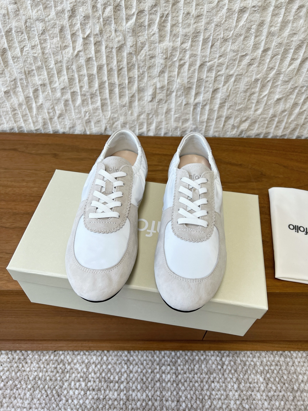 NO:706129,G199 Unfolo niche trendy brand 26ss early spring new cambre pleated ballet moral training shoes Cambre smocked ballet sneakers use material collision to interpret multiple styles, taking into account comfort and texture. The cream white and gray pink models are made of sheep suede spliced three-layer structure nylon fabric, which is soft and comfortable and suitable for many seasons. The oatmeal and maple brown are made of sheep suede and wool blended fabric, with a warm autumn and winter atmosphere.  Dual-texture rubber soles take into account practical performance, with delicate materials and soft colors, easily adaptable to various scenes such as commuting and leisure, balancing comfort and fashion. The uppers are made of original imported sheep suede/waterproof nylon fabric. The lining is sheepskin. The soles are original custom-made non-slip rubber outsole. Size 35-39 (customized for 40, non-refundable), casual shoes/sports shoes, sneakers, sheepskin19860909G199 Unfolo 小众潮牌 26ss早春新款 cambre 褶皱 芭蕾 德训鞋 Cambre抽褶芭蕾运动鞋以材质碰撞演绎多元风格,兼顾舒适与质感. 奶油白与灰粉色款选用羊反毛拼接三层结构尼龙织物,柔软舒适且适配多季节穿着 燕麦色与枫叶棕色则以羊反毛碰撞羊毛混纺织物,自带温润秋冬氛围. 双质感橡胶鞋底兼顾实用性能,以细腻材质与柔和配色,轻松适配通勤,休闲等多样场景,平衡舒适与时尚感 鞋面采用原版进口羊反绒/防水尼龙织物 内里垫脚羊皮 鞋底原版定制防滑橡胶大底 码数35-39（40定做不退换）,休闲鞋/运动鞋,sneakers,sheepskin,Women's Shoes