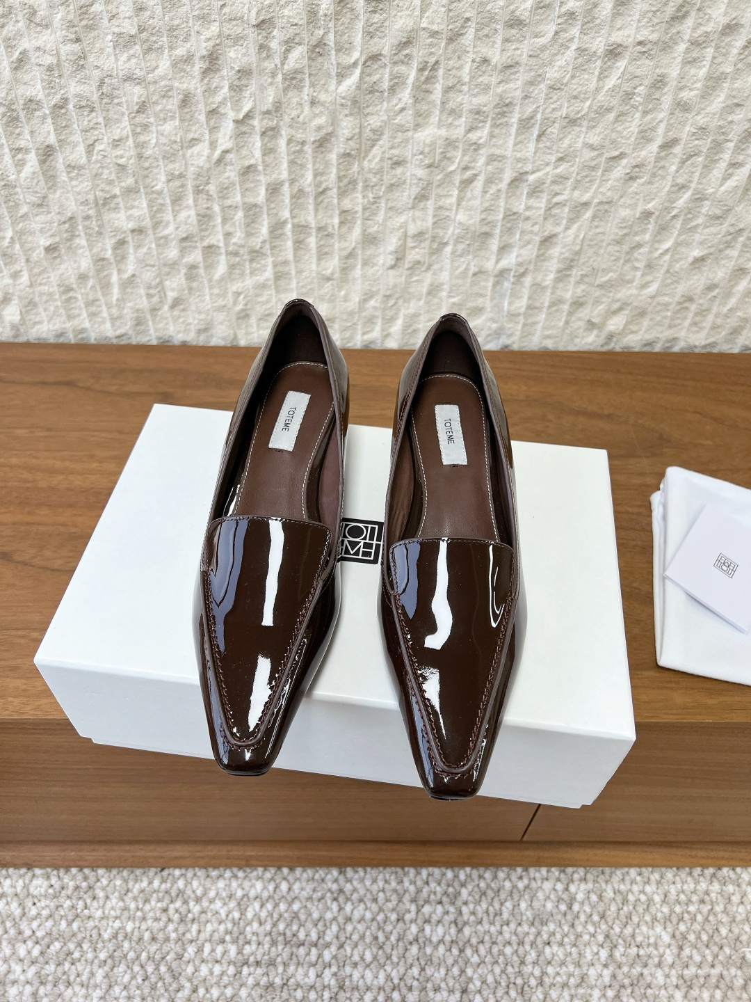 NO:706460,G741 Toteme, a niche trendy brand, 26ss early spring new simple cat heel, shallow mouth, small square toe single shoe, focusing on simple aesthetics, focusing on the combination of practicality and classic design!  The silhouette is both architectural and elegant, and the 4cm low heel combines comfort and style, making it suitable for commuting, leisure and other scenes. It is a classic minimalist style item that can be paired with wide-leg pants, etc. to create a smart workplace style or casual daily casual style. The upper is made of original imported calf patent leather, the lining is sheepskin, and the sole is original custom-made Italian leather outsole.  Size 35-39 (40.41 non-refundable), single shoes, sheepskin, Leather soles19860909G741 Toteme 小众潮牌 26ss早春新款简易猫跟 浅口 小方头 单鞋 主打简美学,注重实用与经典设计的结合！ 廓形兼具建筑感与优雅感,4cm的低跟鞋跟兼顾舒适度与造型感,适配通勤、休闲等多场景穿搭 极简风穿搭的经典单品,可搭配阔腿裤、、等,打造干练的职场风或随性的日常休闲风. 鞋面采用原版进口小牛漆皮 内里垫脚羊皮 鞋底原版定制意大利真皮大底 码数35-39（40.41定不退换）,单鞋,sheepskin,Leather soles,Women's Shoes