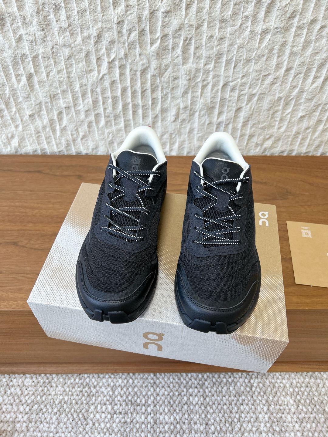 NO:706456,G529 On x Zendaya co-branded Moon casual sports shoes running shoes On and Zendaya co-branded Cloudzone Moon, focusing on daily commuting and city walks. The upper is made of breathable mesh + artificial leather, which is light and comfortable, and also very refreshing to wear in summer. The midsole is equipped with  CloudTec cushioning technology and Speedboard propulsion board provide strong arch support and perfect rebound feeling when walking. The wear-resistant rubber outsole has great grip and durability. The white and red color scheme is simple and layered, fashionable and practical, and it is perfect for daily outings or light sports!  The upper is made of original imported breathable mesh/cowhide, the inner lining is breathable mesh, the sole is original 19860909G529 On昂跑 x 赞达亚联名款 Moon 休闲运动鞋 跑步鞋 On昂跑与Zendaya联名的Cloudzone Moon,主打日常通勤和城市漫步.鞋面采用透气网眼+人造革,轻盈舒适,夏天穿也很清爽 .中底搭载 CloudTec缓震科技和Speedboard推进板,足弓支撑力强,走路回弹感满分.外底耐磨橡胶,抓地力和耐用性都很棒.白红配色简约又有层次,时尚实用,日常出街或轻运动都超适合！ 鞋面采用原版进口透气网/牛皮 内里垫脚透气网 鞋底原版定制橡胶发泡大底 码数35-44（45.订做不退换）,休闲鞋/运动鞋,sneakers,cowhide,Women's Shoes