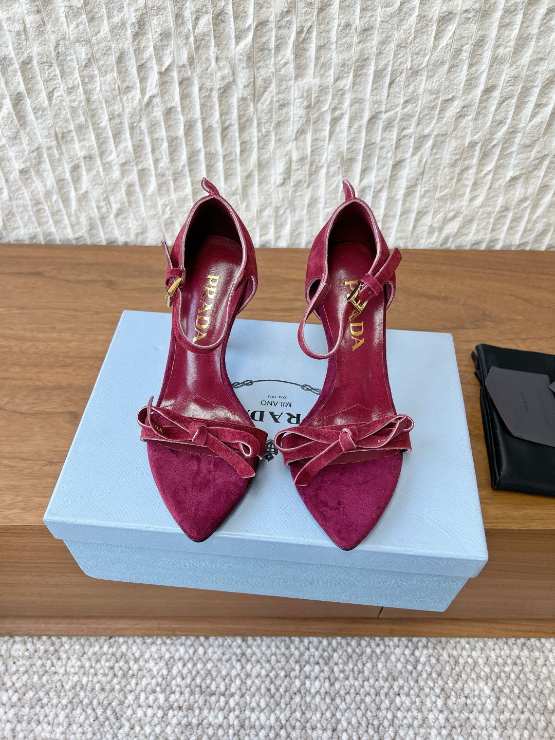 NO:706453,G716 Prada Prada 26ss early spring new model, catwalk style, pointed toe, hollow, bow, high heels, full of future technology, minimalist beauty that has been missing in the fashion industry for a long time, fashionable and exquisite, high-end for daily wear, using a pointed toe design, very fashionable and aggressive, showing personality; the shoe body has unique dividing lines, adding design details, different from ordinary pointed toe shoes, with the iconic avant-garde style of the Prada brand.  Made of high-quality leather material, the texture is high-end and has a distressed effect, showing a retro and modern texture. The stiletto heel design enhances the wearer's aura while maintaining good stability, suitable for daily commuting or special occasions. The upper is made of original imported cowhide/sheep leather, the lining is sheepskin, the heel height is 8.5cm, and the sole is original custom-made Italian leather outsole.  Size 35-39 (40. Customized, non-refundable), high heels and sandals, prada, prada, sandals, high heels, cowhide, sheepskin, sheep, Leather soles19860909G716 Prada 普拉达 26ss早春新款 走秀款 尖头 镂空 蝴蝶结 高跟鞋 未来科技感满满 时尚界久违的极简之美 时髦又精致 日常穿出高级感 采用尖头设计,极具时尚感与攻击性,彰显个性；鞋身有独特的分割线条,增添设计细节,区别于普通尖头鞋,带有Prada品牌标志性的前卫风格. 选用优质皮革材质,质感高级,且有做旧效果的纹理,呈现出复古又摩登的质感,细高跟设计,提升穿着者气场,同时保持了较好的稳定性,适合日常通勤或特殊场合穿着. 鞋面采用原版进口牛皮/羊京 内里垫脚羊皮 跟高8.5cm 鞋底原版定制意大利真皮大底 码数35-39（40.定做不退换）,高跟鞋凉鞋,prada,prada,sandals,high heels,cowhide,sheepskin,sheep,Leather soles,Women's Shoes