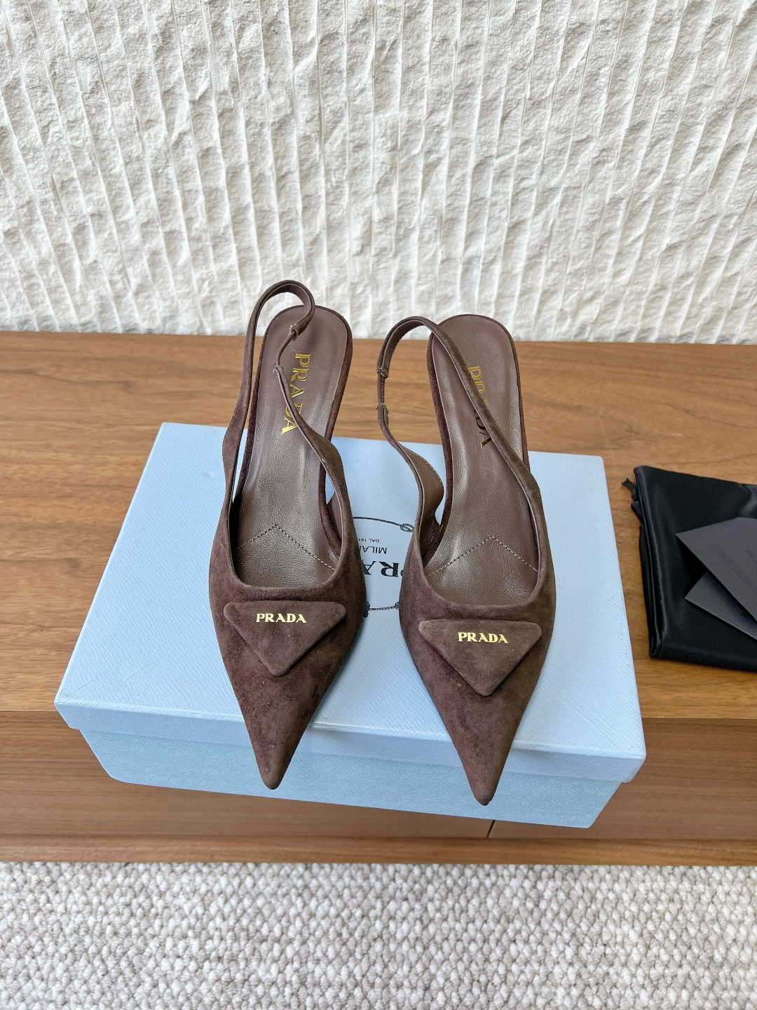 NO:706467,G716 Prada Prada 26ss early spring new model, catwalk style, pointed toe, triangle logo, high heels, full of sense of future technology, long-lost minimalist beauty in the fashion industry, fashionable and exquisite, high-end for daily wear, using pointed toe design, very fashionable and aggressive, highlighting personality; the shoe body has unique dividing lines, adding design details, different from ordinary pointed toe shoes, with the iconic avant-garde style of the Prada brand.  Made of high-quality leather material, the texture is high-end and has a distressed effect, showing a retro and modern texture. The stiletto heel design enhances the wearer's aura while maintaining good stability, suitable for daily commuting or special occasions. The upper is made of original imported cowhide/sheep leather, the lining is sheepskin, the heel height is 8.5cm, and the sole is original custom-made Italian leather outsole.  Size 35-39 (40. Customized, non-refundable), high heels and sandals, prada, prada, sandals, high heels, cowhide, sheepskin, sheep, Leather soles19860909G716 Prada 普拉达 26ss早春新款 走秀款 尖头 三角标 高跟鞋 未来科技感满满 时尚界久违的极简之美 时髦又精致 日常穿出高级感 采用尖头设计,极具时尚感与攻击性,彰显个性；鞋身有独特的分割线条,增添设计细节,区别于普通尖头鞋,带有Prada品牌标志性的前卫风格. 选用优质皮革材质,质感高级,且有做旧效果的纹理,呈现出复古又摩登的质感,细高跟设计,提升穿着者气场,同时保持了较好的稳定性,适合日常通勤或特殊场合穿着. 鞋面采用原版进口牛皮/羊京 内里垫脚羊皮 跟高8.5cm 鞋底原版定制意大利真皮大底 码数35-39（40.定做不退换）,高跟鞋凉鞋,prada,prada,sandals,high heels,cowhide,sheepskin,sheep,Leather soles,Women's Shoes