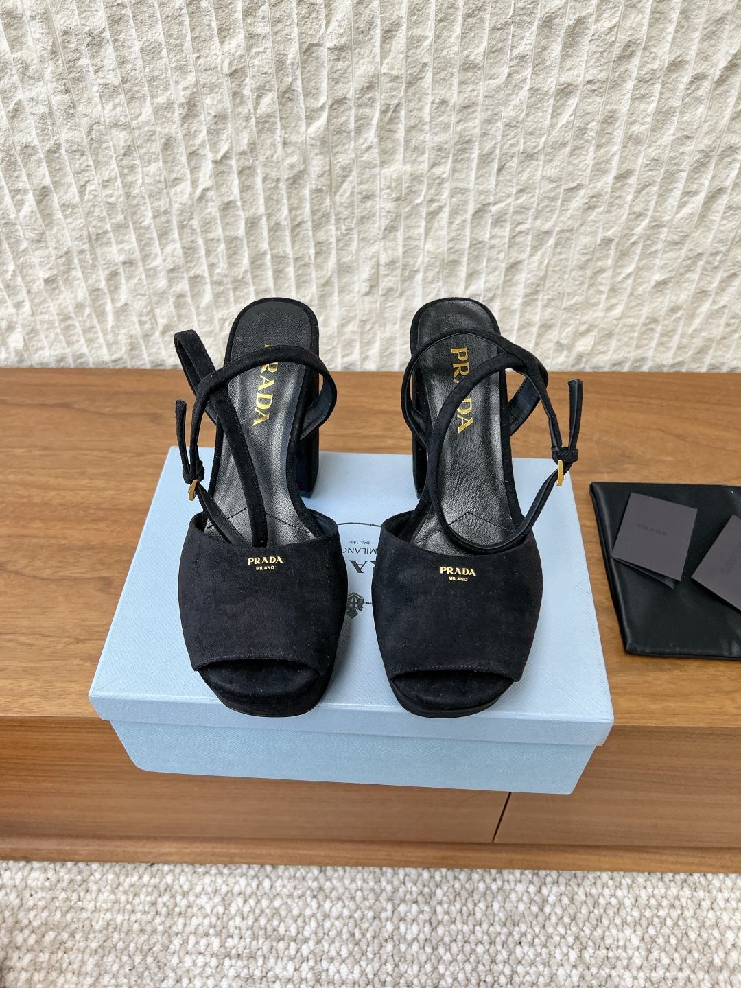 NO:706450,G716 Prada 26ss early spring new Saffiano high-heeled thick-soled sandals adhere to the modern design concept and show exquisite charm. The new and elegant colors of the fabric add a bright style. The iconic triangle logo highlights the brand characteristics. This logo is designed by Mario Prada. The fabric is made of original imported sheepskin/cow suede and the inner padding sheepskin. Heel height 11.5cm/water platform 4cm  Size 35-39 (40. Customized, non-refundable), high heels and sandals, prada, prada, sandals, high heels, sheepskin19860909G716 Prada 普拉多 26ss早春新款 Saffiano高跟 厚底 凉鞋 秉承现代设计理念,绽现精致魅力. 织物的新雅色彩平添明艳格调. 标志性三角形徽标彰显品牌特色.此徽标由Mario Prada设计而来. 面料采用原版进口羊皮/牛反绒 内里垫脚羊皮 跟高11.5cm/水台4cm 码数35-39（40.定做不退换）,高跟鞋凉鞋,prada,prada,sandals,high heels,sheepskin,Women's Shoes