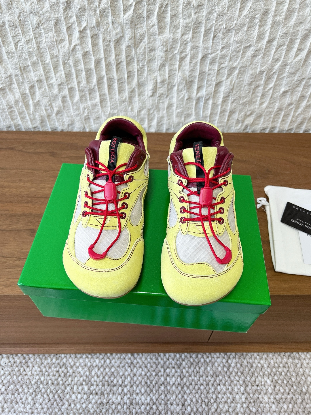 NO:707213,G100 Bottega Veneta 26ss early spring new Forrest Gump shoes, moral training shoes, sports shoes, Sneaker technology nylon and suede, inspired by retro sneakers, a new interpretation of classic sports shoes, a light, comfortable, breathable summer essential item with full texture presentation!  The sole is made of original imported cow suede/breathable mesh, the inner lining is sheepskin, the sole is original custom-made non-slip rubber outsole Size35-39 (40.41 custom-made, non-returnable), casual shoes/sports shoes, bottega veneta, bottega veneta, sneakers, sheepskin19860909G100 Bottega Veneta 葆蝶家 26ss早春新款 阿甘鞋 德训鞋 运动鞋 Sneaker科技尼龙和绒面打造,灵感来自复古球鞋,全新演绎经典运动鞋,轻便、舒适、透气的夏季必备单品 满满的质感呈现！ 鞋底采用原版进口牛反绒/透气网 内里垫脚羊皮 鞋底原版定制防滑橡胶大底 Size35-39（40.41定做不退换）,休闲鞋/运动鞋,bottega veneta,bottega veneta,sneakers,sheepskin,Women's Shoes