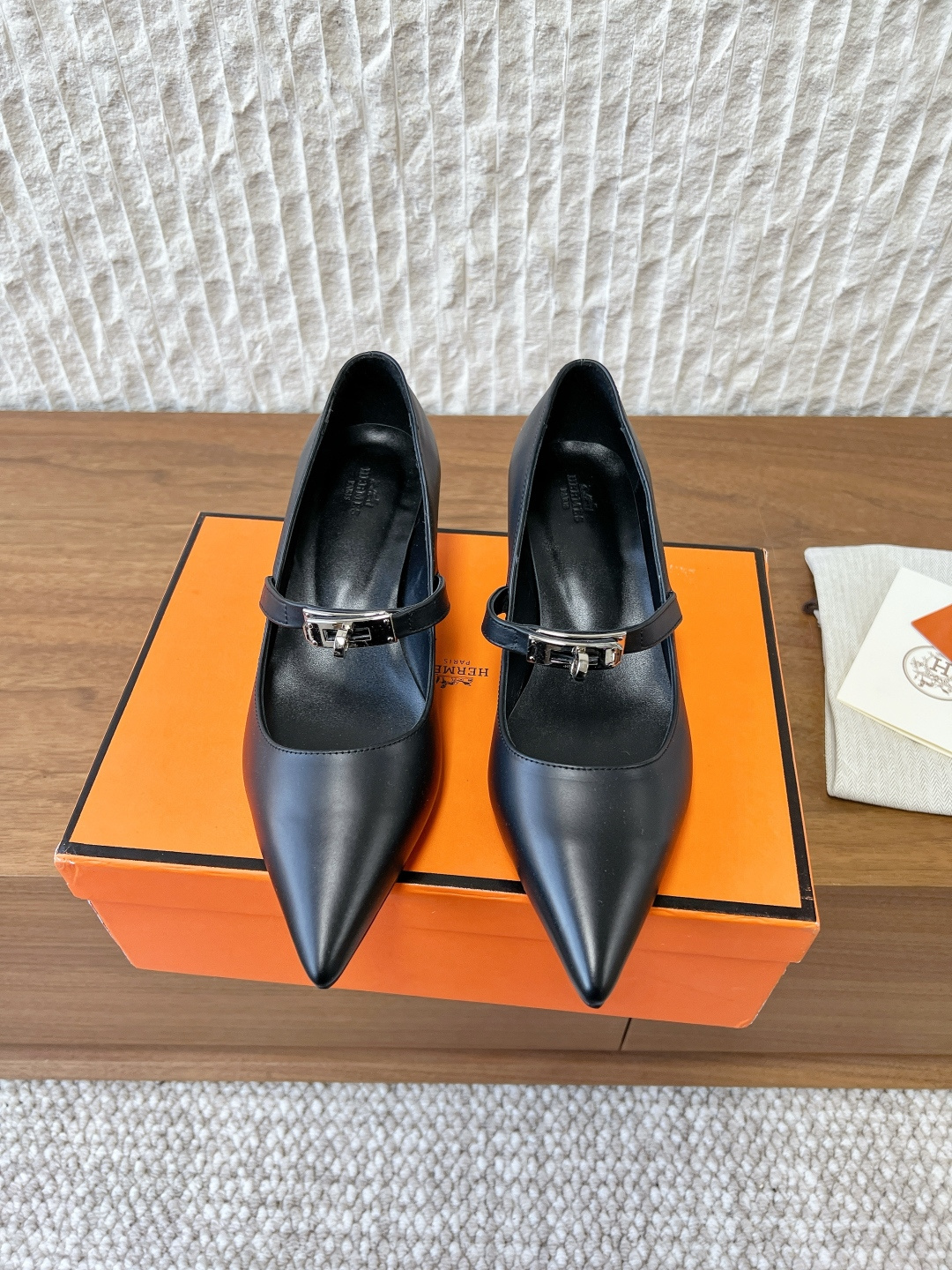 NO:707191,G117 Hermes 26ss early spring new style, pointed toe Kelly buckle high heels, classic pointed toe style, with the highly recognizable Majia hardware buckle, the upper foot is super versatile, good-looking and fashionable, there are many star Internet celebrities planting grass, a spring and summer must-have, casual, comfortable and high-end, super comfortable and non-constricting shoes, the upper is made of original imported calfskin, the inner lining is mixed sheepskin, the heel height is 4 5cm, the sole is original custom-made Italian leather outsole  Size 35-39 (40.41.42 customized, non-refundable), high-heeled shoes, hermes, hermes, high heels, cowhide, sheepskin, Leather soles19860909G117 Hermes 爱马仕 26ss早春新款 尖头凯丽扣 高跟鞋 经典的尖头版型 搭配极具辨识度的马家五金扣 上脚超级百搭好看时髦 超多明星网红种草 春夏必备 随意舒适高级感 上脚超级舒适不勒脚鞋 鞋面采用原版进口小牛皮 内里垫脚混种羊皮里 跟高4 5cm 鞋底原版定制意大利真皮大底 码数35-39（40.41.42 定做不退换）,高跟鞋单鞋,hermes,hermes,high heels,cowhide,sheepskin,Leather soles,Women's Shoes