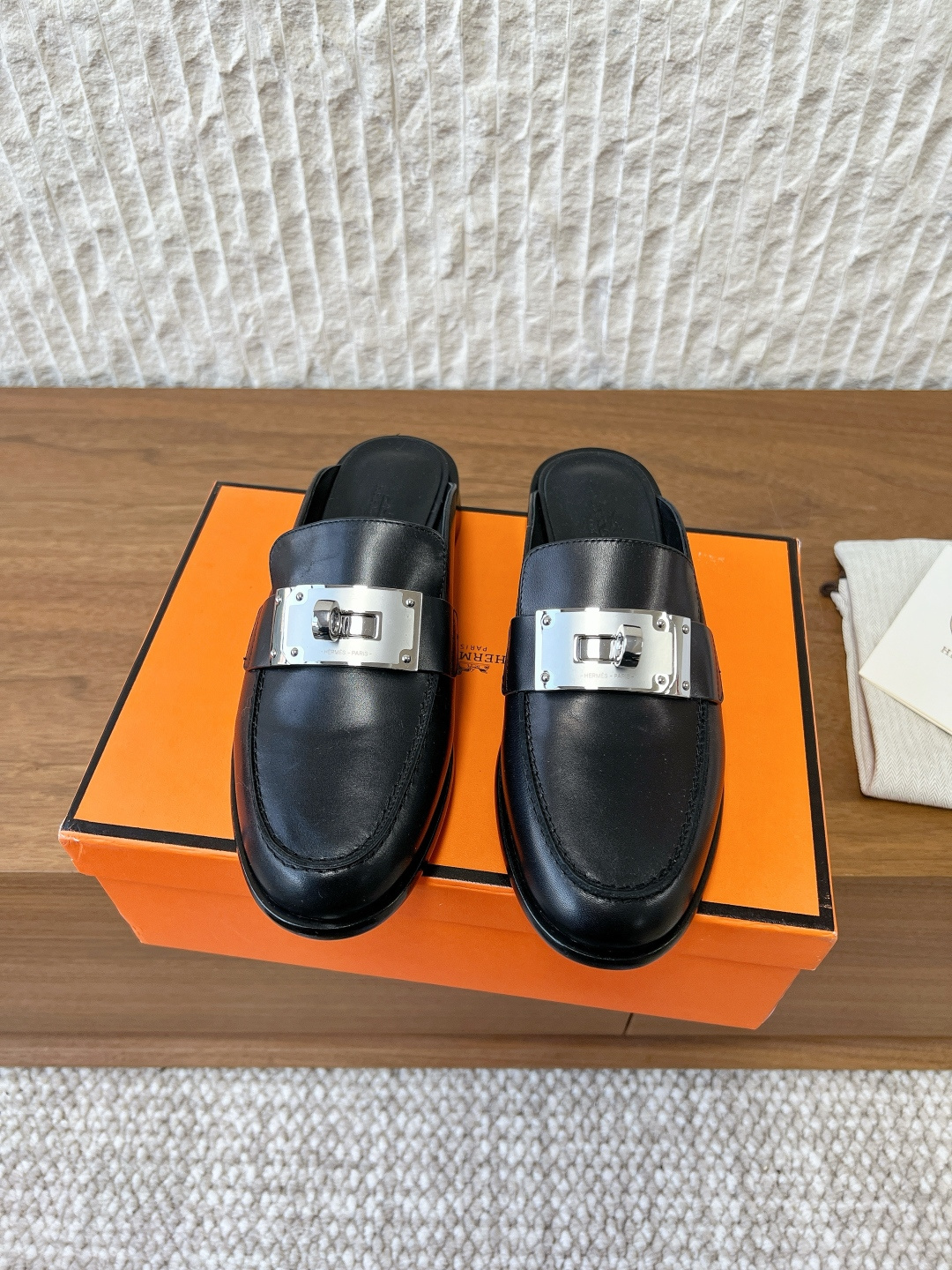 NO:707189,G117 Hermes Hermes 26ss early spring new model retro Mules half-flops Kelly is undoubtedly the leader in luxury goods. Every single product is deeply rooted in the hearts of the people. Although the styles are few, it is better than the classics and will never go out of style. It is a brand that maintains and increases in value. This single shoe is a classic style of this brand. It is decorated with metal buckles exclusive to Hermès. The leather feels very, very soft, and the touch of baby-like skin!  Feel the luxury!  Supplies are huge!  The upper is made of original imported cowhide, the lining is cotton sheepskin, and the sole is original Italian leather outsole. Size 35-39 (40.41. Customized, non-returnable), half drag, hermes, hermes, cowhide, sheepskin, Leather soles19860909G117 Hermes 爱马仕 26ss早春新款 复古 穆勒鞋 半拖  Kelly 毋庸置疑是奢侈品中的翘楚 每个单品出来都是非常深入人心 虽然款式出的少 但是胜在精 胜在经典 从来不会过时 属于保值升值的品牌 这款单鞋 在这个品牌经典款式 专属爱马仕的金属扣装饰 皮质触感非常非常柔嫩的感觉 婴儿般肌肤的触感！奢华感受！耗材巨大！ 鞋面采用原版进口牛皮 内里垫脚棉羊皮 鞋底原版意大利真皮大底 Size35-39（40.41.订做不退换）,半拖,hermes,hermes,cowhide,sheepskin,Leather soles,Women's Shoes