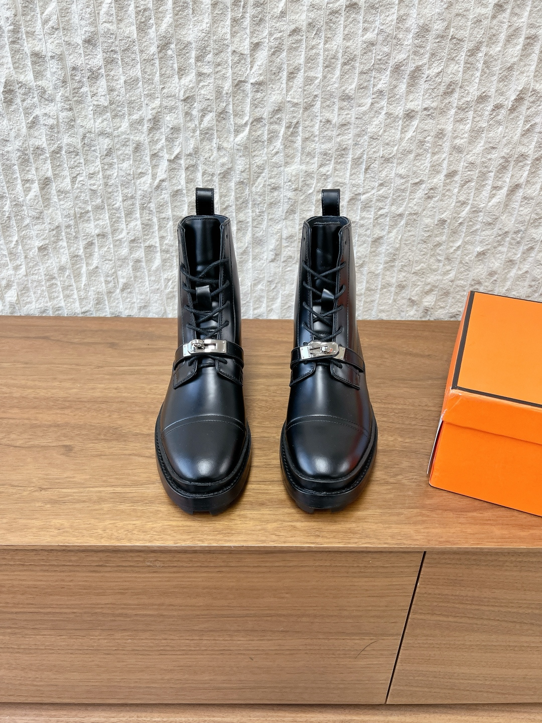 NO:707212,G117 Hermes 26ss early spring new style, thick sole, kelly buckle, small leather shoes, single shoes, super many celebrity Internet celebrities, top version in the market, recommended by bloggers on all major platforms, must-have style, simple design, classic kelly buckle matching, full of high-end sense, super correct version, very comfortable on the feet, the fabric is made of original imported matte open edge beaded cowhide, the inner lining is sheepskin, the sole is original customized Italian welt tpu leather outsole  Size 35-39 (40.41 customized, non-refundable), boots loafers, hermes, hermes, loafers, boots, cowhide, sheepskin, Leather soles19860909G117 Hermes 爱马仕 26ss早春新款 厚底 kelly扣 小皮鞋 单鞋 超多明星网红种草 市场顶级版本各大平台博主推款必入款 简约的设计 经典kelly扣搭配 满满的高级感 版型超正 脚感非常舒适 面料采用原版进口哑光开边珠牛皮 内里垫脚羊皮 鞋底原版定制意大利沿条tpu真皮大底 码数35-39（40.41定做不退换）,靴子乐福鞋,hermes,hermes,loafers,boots,cowhide,sheepskin,Leather soles,Women's Shoes