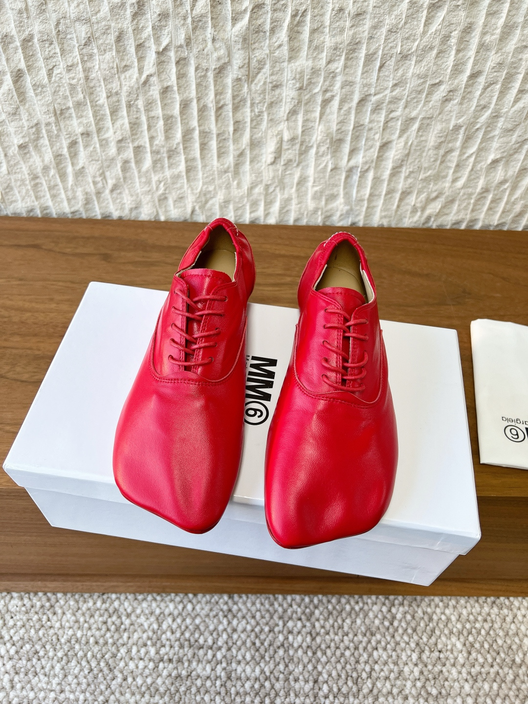 NO:707190,G279 Maison Margiela 26ss early spring new Mary Jane lace-up small leather shoes casual shoes. The new versatile retro gives you a different feeling. It combines the soft silhouette of ballet shoes and the lace-up structure of Oxford shoes. The toe is an iconic square toe design, with simple lines and a sculptural feel. Breaking the boundaries of traditional shoe styles. Made of fine soft leather, the upper has no stiff splicing, and the texture is soft and fits the foot.  The stitching of the shoe body is exquisite, continuing the brand's exquisite attention to material texture. The upper is made of original imported water-dyed sheepskin, the lining is sheepskin, and the outsole is original custom-made Italian leather outsole. Size 35-39 (40. Customization is non-refundable), ballet shoes, masion margiela, mary jane, sheepskin, Leather soles19860909G279 Maison Margiela 马吉拉 26ss早春新款 玛丽珍 系带 小皮鞋 休闲鞋 新品百搭复古给你不一样的感觉 融合芭蕾鞋的柔软廓形与牛津鞋的系带结构 鞋头为标志性的方头设计,线条简约且具雕塑感 打破传统鞋型的边界感. 采用细腻的软质皮革打造,鞋面无生硬拼接,质感柔软贴合脚部 鞋身缝线工艺精致,延续品牌对材质肌理的考究. 鞋面采用原版进口水染羊皮 内里垫脚羊皮 大底原版定制意大利真皮大底 码数35-39（40.定制不退换）,芭蕾舞鞋,masion margiela,mary jane,sheepskin,Leather soles,Women's Shoes