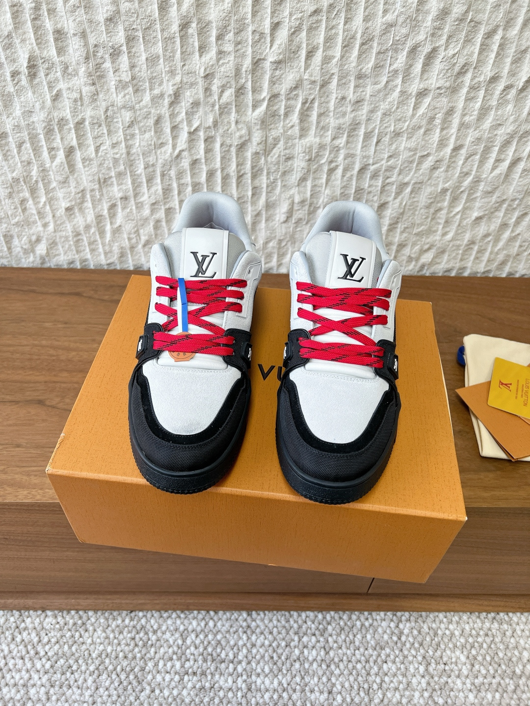 NO:707199,G039 Louis Vuitton Trainer Series Classic New Colors Couple Style Casual Sports Shoes Skateboard Shoes Original purchase, development, production, tribute to the classics of retro basketball shoes. This season's LV Trainer sneakers have a new look, using Monogram denim with a cloud rendering effect. Contrast leather trim highlights its delicate shoe body structure. Louis Vuitton is decorated with handwriting on the side  Logo, the #54 on the back of the shoe represents the founding year of the brand - 1854. The delivery counter is exquisitely packaged. The fabric is made of original imported first-layer cowhide. The lining is breathable mesh. The outsole is original custom-made non-slip TPU rubber outsole. Size35-44 (women's size 40, men's size 45 is custom-made and non-refundable),, louis vuitton, louis vuitton, sneakers, cowhide19860909G039 Louis Vuitton Trainer系列 经典 新色 情侣款 休闲 运动鞋 滑板鞋 原版购入开发 做货 致敬复古篮球鞋的经典之作.这一季的 LV Trainer 运动鞋焕然一新,采用带有云朵渲染效果的Monogram 牛仔布.撞色皮革饰边凸显了其精巧的鞋身结构.侧面饰有手写体的Louis Vuitton 标识,鞋后的#54则代表着品牌的创始之年一一1854年 配送专柜精美包装 面料采用原版进口头层牛皮 内里垫脚透气网 大底原版定制防滑TPU橡胶大底 Size35-44（女码40,男码45定做不退换）,,louis vuitton,louis vuitton,sneakers,cowhide,Women's Shoes