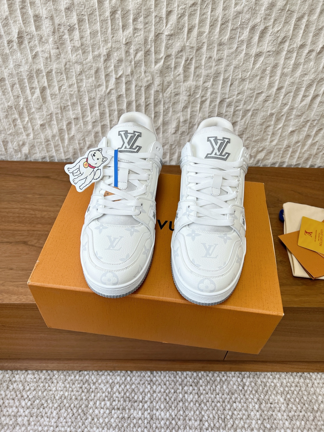 NO:707200,G039 Louis Vuitton Trainer Series Seoul Exclusive Puppy New Color Couple Casual Sports Shoes Skateboard Shoes Original Purchase Developed Production Pays tribute to the classics of retro basketball shoes. This season's LV Trainer sneakers have a new look, using Monogram denim with a cloud rendering effect. Contrast leather trim highlights its delicate shoe structure. Louis Vuitton is decorated with handwriting on the side  Logo, the #54 on the back of the shoe represents the founding year of the brand - 1854. The delivery counter is exquisitely packaged. The fabric is made of original imported first-layer cowhide. The lining is breathable mesh. The outsole is original custom-made non-slip TPU rubber outsole. Size35-44 (women's size 40, men's size 45 is custom-made and non-refundable),, louis vuitton, louis vuitton, sneakers, cowhide19860909G039 Louis Vuitton Trainer系列 首尔限定 小狗新色 情侣款 休闲 运动鞋 滑板鞋 原版购入开发 做货 致敬复古篮球鞋的经典之作.这一季的 LV Trainer 运动鞋焕然一新,采用带有云朵渲染效果的Monogram 牛仔布.撞色皮革饰边凸显了其精巧的鞋身结构.侧面饰有手写体的Louis Vuitton 标识,鞋后的#54则代表着品牌的创始之年一一1854年 配送专柜精美包装 面料采用原版进口头层牛皮 内里垫脚透气网 大底原版定制防滑TPU橡胶大底 Size35-44（女码40,男码45定做不退换）,,louis vuitton,louis vuitton,sneakers,cowhide,Women's Shoes