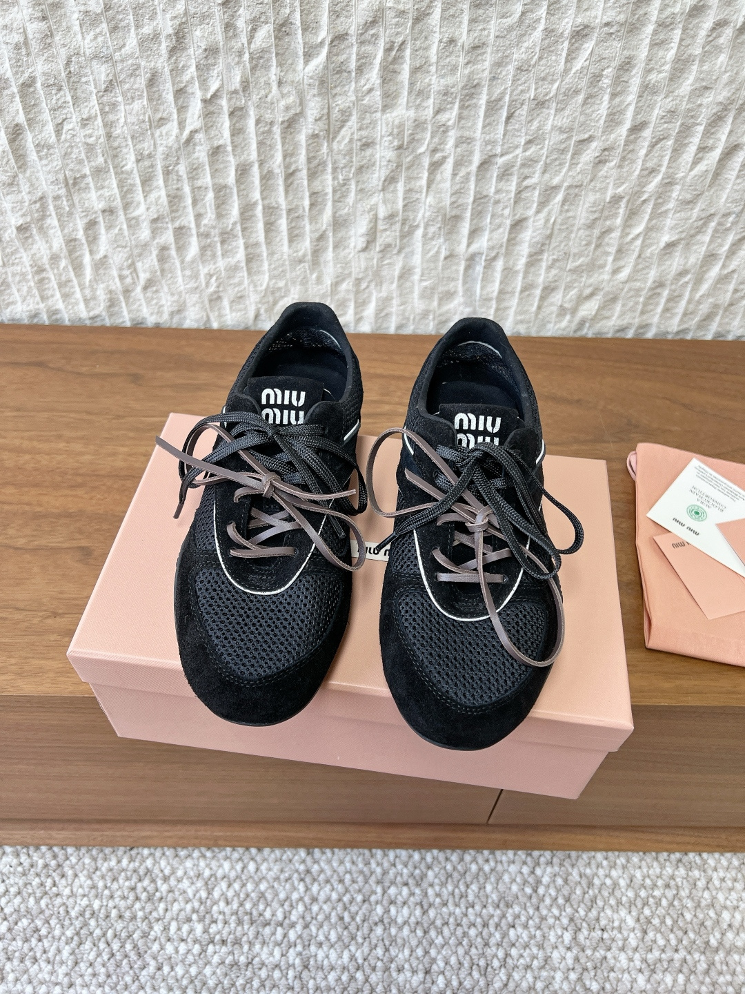 NO:707211,G266 Miu Miu 26ss early spring new model, couple model, Mary Jane model, moral training shoes, casual shoes, close-up of details of the show craftsmanship from the Miu Miu series. The trend element of the new season is to collide with the concept of love at the moment, to convey the modern style~ It looks good no matter how you wear it. This summer’s fashionista’s favorite is super comfortable on the feet. The fabric is made of original imported breathable mesh/cow suede. The inner lining is breathable mesh. The outsole is the original custom-made non-slip rubber outsole.  Size35-39 (40 made to order, non-refundable), ballet shoes, miumiu, mary jane19860909G266 Miu Miu 缪缪 26ss早春新款 情侣款 玛丽珍款 德训鞋 休闲鞋 秀场工艺来自Miu Miu系列的细节特写 新季的潮流要素一 与此刻挚爱的概念,多元对撞,传达现代风格~ 怎么穿都好看今夏时髦精最爱 上脚超级舒服 面料采用原版进口透气网布/牛反绒 内里垫脚透气网 大底原版定制防滑橡胶大底 Size35-39（40订做不退换）,芭蕾舞鞋,miumiu,mary jane,Women's Shoes