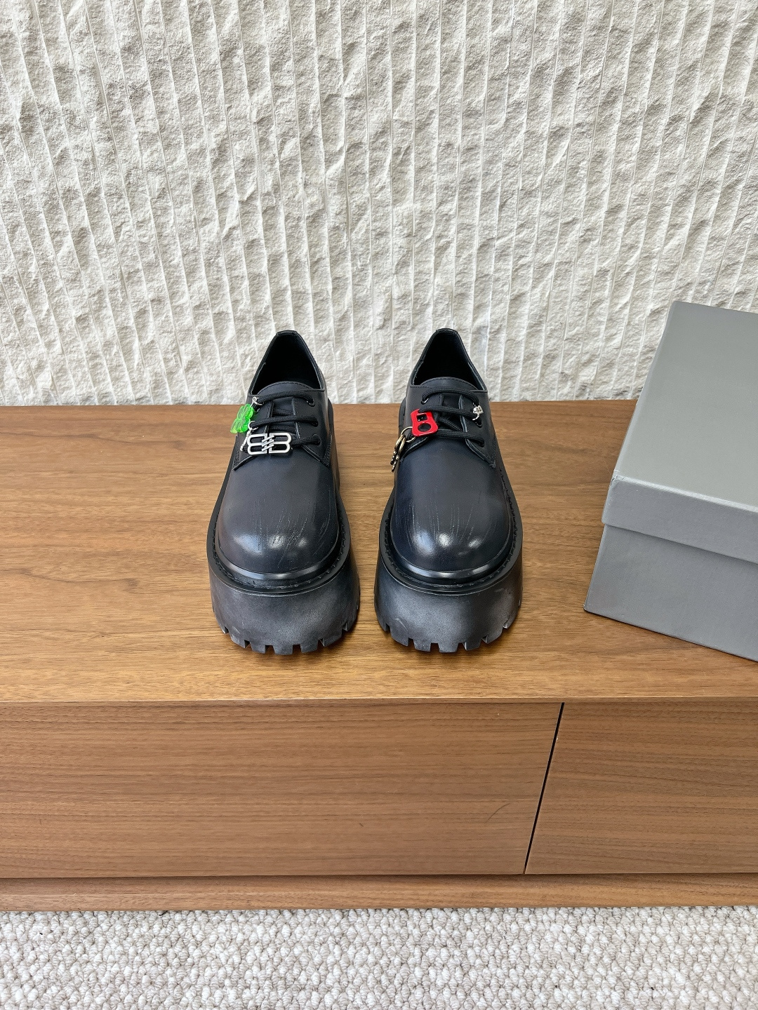 NO:707204,G266 Balenciaga Balenciaga 26ss early spring new style lace-up thick-soled shoes retro color-washed and distressed platform thick soles!  It looks tough, but is comfortable on the feet. It has a handsome personality without losing comfort, and the color is used to make it old and retro!  The craftsmanship designed outsole will not conflict with the style and will definitely make you look cool and handsome!  Classic and versatile!  The fabric is made of original imported first-layer calfskin, the inner foot pad is water-dyed cowhide, the heel height is 6.5cm, the sole is original custom-made non-slip rubber outsole, Size 35-39 (40. Customized, non-refundable), boots loafers, balenciaga, balenciaga, loafers, boots, cowhide19860909G266 Balenciaga 巴黎世家 26ss早春新款 系带 厚底 单鞋 复古擦色做旧松糕厚底！ 看着硬朗 但上脚舒适 个性帅气的的同时 不失舒适感擦色做旧复古！ 工艺设计大底 不会撞款的 绝对吹爆酷帅酷帅的款！经典百搭！ 面料采用原版进口头层小牛皮 内里垫脚水染牛皮  跟高6.5cm 鞋底原版定制防滑橡胶大底 Size35-39（40.定做不退换）,靴子乐福鞋,balenciaga,balenciaga,loafers,boots,cowhide,Women's Shoes