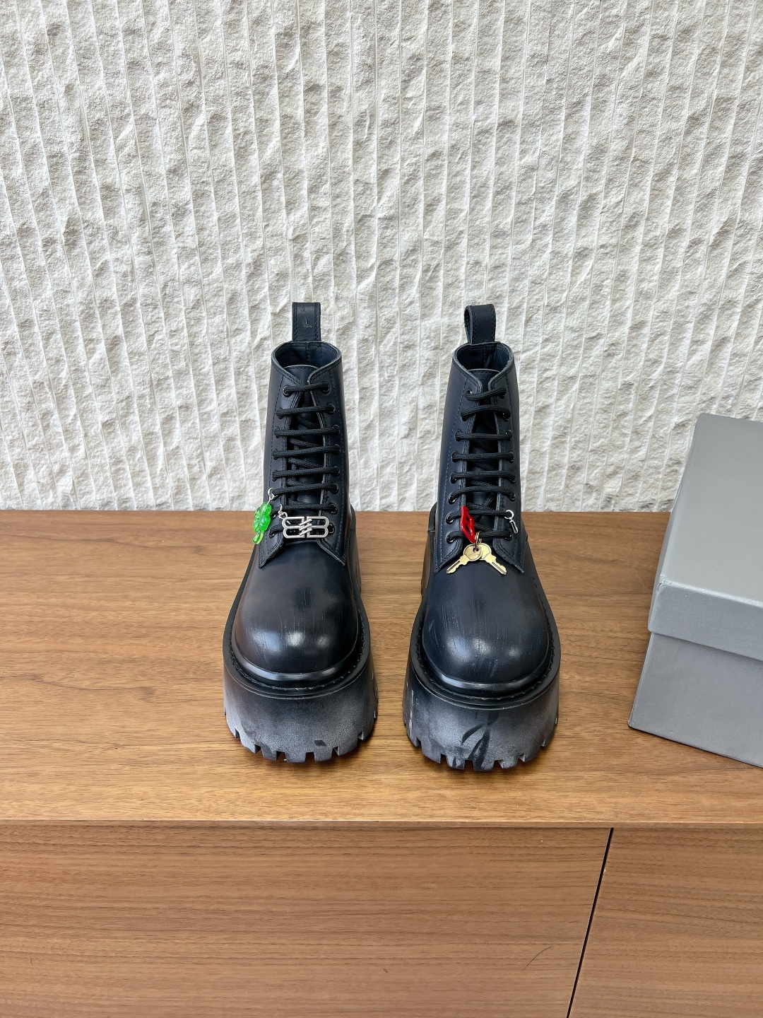 NO:707208,G266 Balenciaga Balenciaga 26ss early spring new style lace-up thick-soled short boots Martin boots retro color-washed and distressed platform thick soles!  It looks tough, but is comfortable on the feet. It has a handsome personality without losing comfort, and the color is used to make it old and retro!  The craftsmanship designed outsole will not conflict with the style and will definitely make you look cool and handsome!  Classic and versatile!  The fabric is made of original imported first-layer calfskin, the inner foot pad is water-dyed cowhide, the heel height is 6.5cm, the sole is original custom-made non-slip rubber outsole, Size 35-39 (40. Customized, non-refundable), boots loafers, balenciaga, balenciaga, loafers, boots, cowhide19860909G266 Balenciaga 巴黎世家 26ss早春新款 系带 厚底 短靴 马丁靴 复古擦色做旧松糕厚底！ 看着硬朗 但上脚舒适 个性帅气的的同时 不失舒适感擦色做旧复古！ 工艺设计大底 不会撞款的 绝对吹爆酷帅酷帅的款！经典百搭！ 面料采用原版进口头层小牛皮 内里垫脚水染牛皮  跟高6.5cm 鞋底原版定制防滑橡胶大底 Size35-39（40.定做不退换）,靴子乐福鞋,balenciaga,balenciaga,loafers,boots,cowhide,Women's Shoes