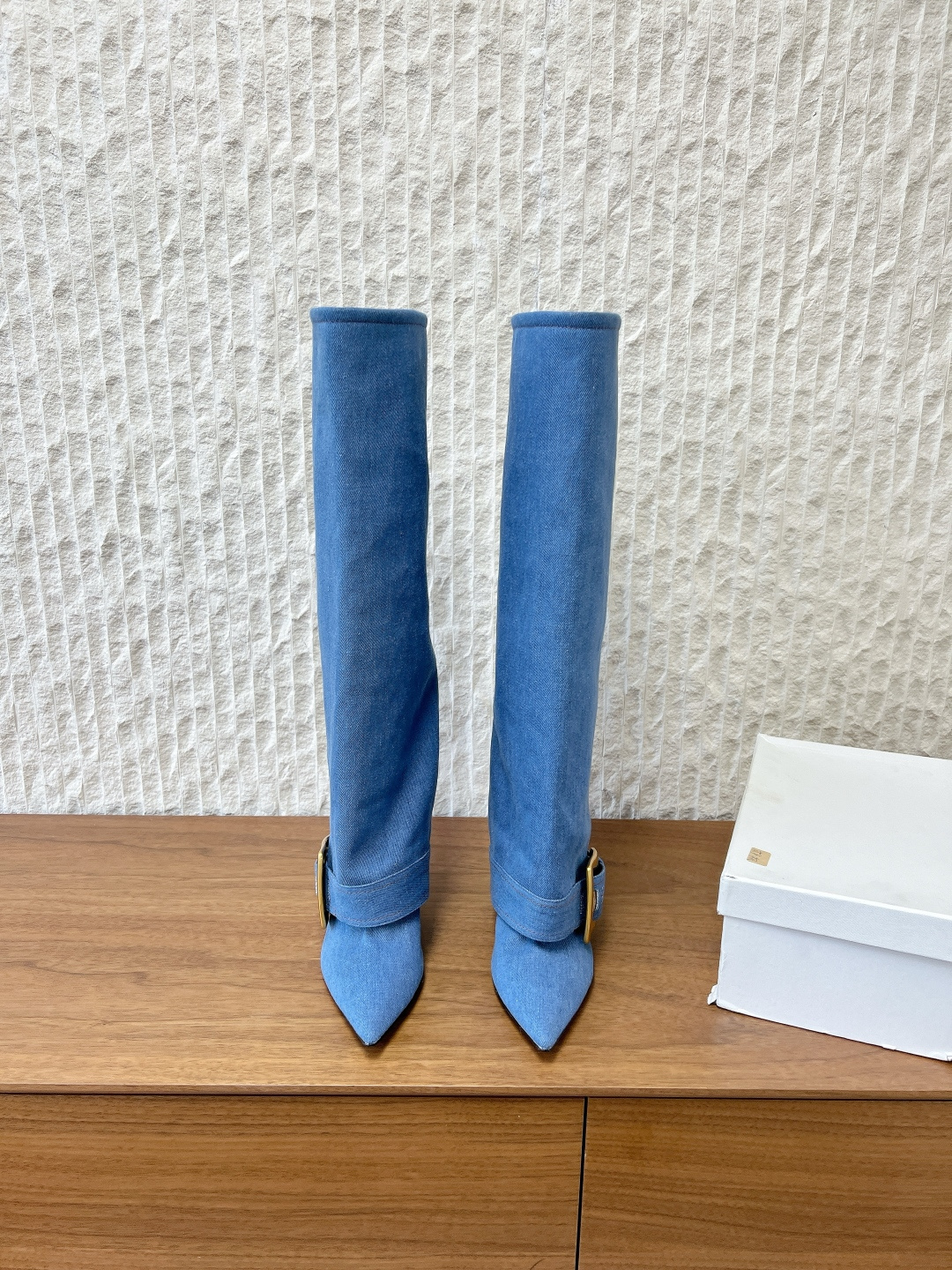 NO:707964,G106 Balmaln 26ss early spring new model, straight, pointed toe, stocking boots, long boots, all the positions are just right, Internet celebrity hot style, top leisure vacation series. Big celebrities and Internet celebrities unanimously pursue this model, and it is even out of stock. It is hard to find. An indispensable item in midsummer, retro boots, which are very attractive and fashionable sports style, show your elegance, lightness, slimming and white feet in your way. The upper is made of original imported cowhide leather/denim  Sheepskin lining, heel height 8.5cm, original custom-made Italian leather outsole, Size 35-39 (40.41.42. Customization is non-returnable), boots, balmain, balmain, boots, cowhide, sheepskin, Leather soles19860909G106 Balmaln 巴尔曼 26ss早春新款 直筒 尖头 库管靴 长靴 所有的位置刚刚好 ,网红爆款,顶级休闲度假系列 大咖网红一致追求此款,更是断货一度难求 盛夏不可缺少的单品复古靴子,上脚极具吸引时髦运动风尚,以你的方式彰显你的优雅、轻便、显瘦、显脚白 鞋面采用原版进口牛皮/牛仔布 内里垫脚羊皮 跟高8.5cm 鞋底原版定制意大利真皮大底 Size35-39（40.41.42.定制不退换）,靴子,balmain,balmain,boots,cowhide,sheepskin,Leather soles,Women's Shoes