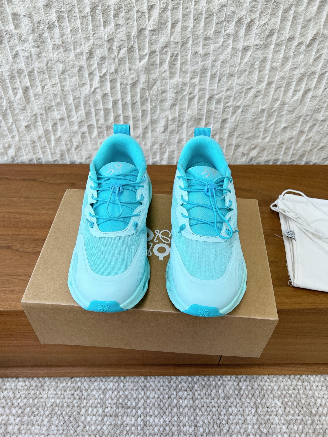 NO:711187,G039Loewe  Original development, zero distance from the counter, lightweight and comfortable, you won’t want to take it off when you put it on, it’s so fun. Official code number/Size36 37 38 39 40 41 42 43 44 45. You can buy the usual sports shoe size, casual shoes/sports shoes, loewe, loewe, sneakers19860909G039 Loewe x On 昂跑Cloudtilt 3.o 罗意威 情侣款 联名 运动鞋 休闲鞋 跑鞋 众多明星同款 时尚界的一款联名爆款爆动时尚圈杨幂同款,脚感很舒服 鞋底柔软且包裹性好,上脚显腿长,不用系鞋带很方便,不管休闲还是运动都很百搭. 但真的是最好看最显质感的颜色！ 原版开发 专柜零距离 轻巧舒适性强 穿上不舍得脱 就是这样嗨 官方码数/Size36 37 38 39 40 41 42 43 44 45 平时运动鞋尺码购买即可,休闲鞋/运动鞋,loewe,loewe,sneakers,Women's Shoes