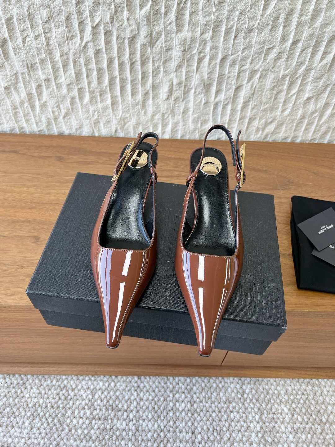 NO:711213,G064 Saint Laurent 26WF early spring new style pointed toe high-heeled sandals are simply born for sisters who want to slay in the summer!  The high-heeled design elongates the leg line, and you can have supermodel legs with just one click. The curvature of the high-heeled shoes has also been carefully designed, and you can 'stand elegantly' even if you wear it for a long time. Whether you are shopping for shopping, attending a party, or taking fashion photos on the street.  5cm sole original customized Italian leather outsole size 35-39 (40.41. Customization is not returnable), high heels and sandals, saint laurent, saint laurent, sandals, high heels, cowhide, sheepskin, Leather soles19860909G064 Saint Laurent 圣罗兰 26WF早春新款  尖头 高跟 凉鞋 简直是为想在夏日slay全场的姐妹而生！ 高跟设计拉长腿部线条 一键拥有超模腿 高跟的弧度也经过精心设计 久穿也能“优雅站立” 不管是逛街探店、出席聚会 还是赶时髦出街拍照 它都能陪你轻松拿捏各种场合 成为你的「穿搭王牌」 把高级感和松弛感狠狠拿捏 这个夏天 让双脚也“时髦出街”吧～ 面料采用原版进口牛皮 内里垫脚羊皮 跟高4 5cm 鞋底原版定制意大利真皮大底 size35-39（40.41.定制不退换）,高跟鞋凉鞋,saint laurent,saint laurent,sandals,high heels,cowhide,sheepskin,Leather soles,Women's Shoes