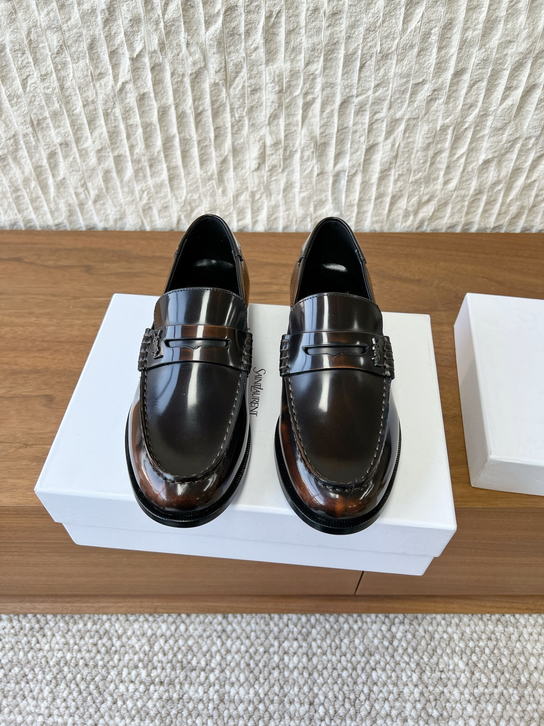 NO:711210,(Men's code) G064 Saint Laurent 26WF early spring new style, couple style, loafers, small leather shoes, super super popular style. It is perfect, and the on-foot effect is very comfortable. The foot feels great, and it can match naturally whether you pair it with jeans, a small suit, or a skirt. The upper is made of original imported cowhide/distressed color, the inner lining is sheepskin, and the sole is original custom-made Italian genuine leather outsole.  Size35-44 (women's size 40.41.42.43, men's size 38.46.47, custom-made and non-returnable), loafers, saint laurent, saint laurent, loafers, skirts, jeans, cowhide, sheepskin, Leather soles19860909（男码）G064 Saint Laurent 圣罗兰 26WF早春新款 情侣款 乐福鞋 小皮鞋 超级超级无敌火爆的一个款 简直完美到爆、而且上脚效果非常舒服,脚感很棒,而且无论你搭配牛仔裤,小西服,裙子,都能搭配自然 鞋面采用原版进口牛皮/做旧擦色 内里垫脚羊皮 鞋底原版定制意大利真皮大底 Size35-44（女码40.41.42.43,男码38.46.47定做不退换）,乐福鞋,saint laurent,saint laurent,loafers,skirts,jeans,cowhide,sheepskin,Leather soles,Women's Shoes