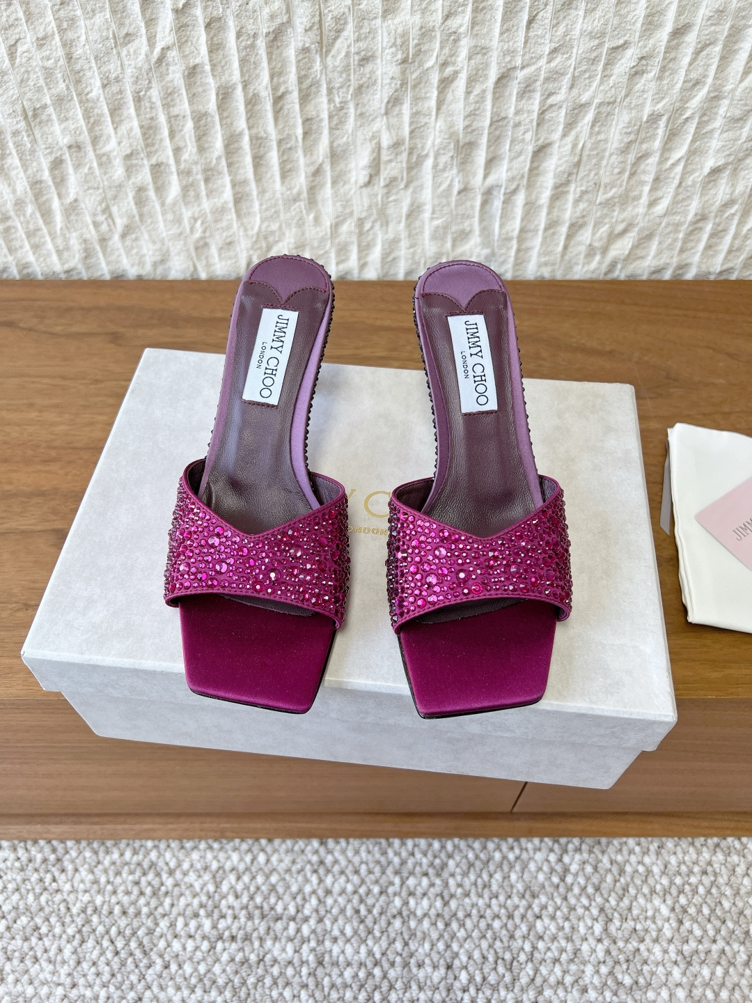 NO:711207,G512 Jimmy Choo 26as early spring new series, high heels, rhinestones, slippers, stunning reunion, elegant encounter, beauty of collision, recommended by fashionable foreign bloggers for the same street style, bold and unique style, matched with rhinestones, fashionable and elegant, elegant and beautiful, eye-catching and personalized square toe, ever-changing styles, the camera follows the original imported rhinestones on the upper, sheepskin lining, heel height 6.5cm  Original custom-made Italian leather outsole Size35-39 (40.41.42 custom-made, non-returnable), high heels and slippers, jimmy choo, high heels, slippers, sheepskin, Leather soles19860909G512 Jimmy Choo 周仰杰 26as早春新款系列 高跟 水钻 拖鞋 重逢惊艳 优雅邂逅 碰撞之美 时尚国外博主同款街拍推荐 造型大胆别致 搭配钻面 时髦大气 优雅靓丽 吸睛个性方头 风格千变 镜头相随 鞋面采用原版进口水钻 内里垫脚羊皮 跟高6.5cm 鞋底原版定制意大利真皮大底 Size35-39（40.41.42定做不退换）,高跟鞋拖鞋,jimmy choo,high heels,slippers,sheepskin,Leather soles,Women's Shoes