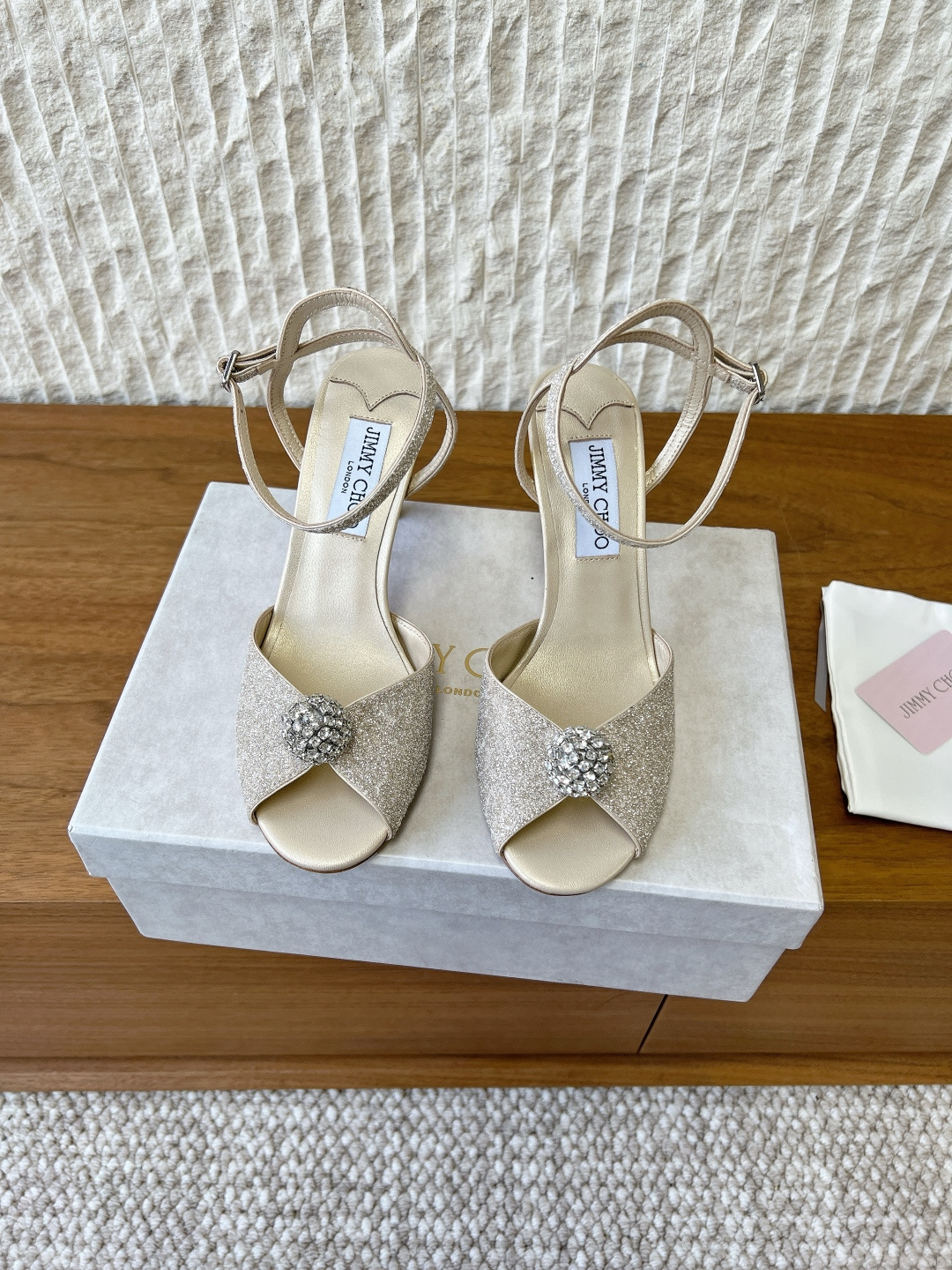 NO:711201,G512 Jimmy Choo Jimmy Choo 26ss early spring new series high heels sandals blur the line between shoes and distinctive Jimmy Choo style design. Exquisite and graceful hanging, just like wearing an elegant ankle chain for slender feet. There are also many exquisite crystal pendants on the heel line to highlight the unique shoe shape. The pointed toe is paired with a slender high heel, which is fashionable and eye-catching and unforgettable. The upper is made of original imported silk/grete/lace  The lining is sheepskin, the heel is 10cm, the sole is original custom-made Italian leather outsole, Size 35-39 (40.41.42 custom-made, non-refundable), high heels and sandals, jimmy choo, jimmy choo, sandals, high heels, sheepskin, real silk, Leather soles19860909G512 Jimmy Choo 吉米周 26ss早春新款系列 高跟 凉鞋 模糊鞋履与之间的界线 鲜明 Jimmy Choo 风格设计. 精美上优美悬垂,宛如为纤足戴上优雅踝链.另有多颗精美水晶垂饰后跟线,突显别致鞋型,尖头配以 纤细高跟,时髦吸睛,令人难以忘怀 鞋面采用原版进口真丝/格力特/蕾丝 内里垫脚羊皮 跟高10cm 鞋底原版定制意大利真皮大底 Size35-39（40.41.42订做不退换）,高跟鞋凉鞋,jimmy choo,jimmy choo,sandals,high heels,sheepskin,real silk,Leather soles,Women's Shoes