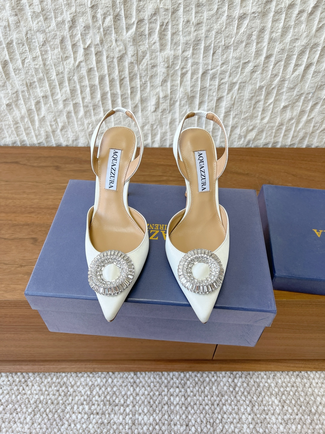 NO:711204,G512 Aquazzura pineapple 26ss early spring new model, rhinestone high heels, sandals, large hot water diamonds, the moment you step on it, you will feel like a gossip girl, the upper foot is super elegant, simple and fashionable, too flashy and beautiful, the beauty reaches new heights, and all the big IG bloggers are wearing it!  Unique and fashionable, with super shiny new upgraded 5A grade Austrian diamonds, super good-looking... The upper is made of original imported silk/Arabia diamond buckles, the inner lining is sheepskin, the heel height is 10cm, the sole is original custom-made Italian leather outsole, Size35-39 (40.41.42 custom-made, non-refundable), high-heeled sandals, sandals, high heels, sheepskin, real silk, Leather soles19860909G512 Aquazzura 菠萝 26ss早春新款 水钻高跟 凉鞋 大热水钻 蹬上瞬间gossip girl的感觉 上脚超级有气质 既简洁又时髦 太闪太美啦 美出新高度 各路IG大博主都纷纷上脚！独特得来又时髦 搭配超闪全新升级5A级奥钻 超好看… 鞋面采用原版进口真丝/奥钻钻扣 内里垫脚绵羊皮 跟高10cm 鞋底原版定制意大利真皮大底 Size35-39（40.41.42订做不退换）,高跟鞋凉鞋,sandals,high heels,sheepskin,real silk,Leather soles,Women's Shoes