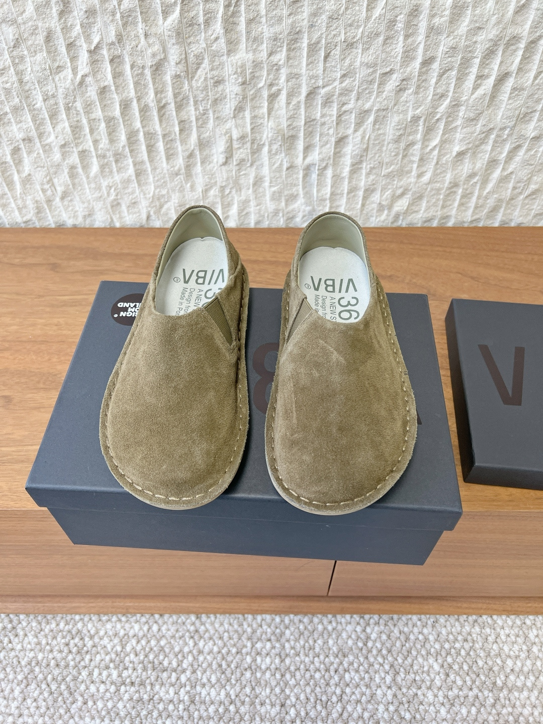 NO:711198,G199 Vibae niche trendy brand 26ss early spring new style flat granny shoes single shoes VIBAe, which coexists beauty and comfort, comes from Finland. 'VIBAe' means 'atmosphere' in Finnish, and this word is being redefined by wearers around the world. With comfort and ecological craftsmanship as the core, it integrates Portuguese century-old craftsmanship and ergonomic design, and has its footprints in more than 150 countries. It is not only a pair of shoes, but also a 'second skin' connected to the world.  The upper is made of original imported vegetable-tanned cowhide/cow suede, the lining is sheepskin, and the sole is original custom-made non-slip rubber outsole Size 35-39 (customized for 40 yuan, non-returnable), loafers, loafers, cowhide, sheepskin19860909G199 Vibae 小众潮牌 26ss早春新款 平底 奶奶鞋 单鞋 美貌与舒适并存的VIBAe来自芬兰,“VIBAe”在芬兰语中意为“氛围”,而这个词语正在被全球穿着者重新定义,以舒适与生态匠心为核心,融合葡萄牙百年工艺与人体工学设计,足迹遍及150多国.它不止是一双鞋,更是与世界相连的“第二层皮肤” 鞋面采用原版进口植鞣牛皮/牛反绒 内里垫脚羊皮 鞋底原版定制防滑橡胶大底 Size35-39（40定做不退换）,乐福鞋,loafers,cowhide,sheepskin,Women's Shoes