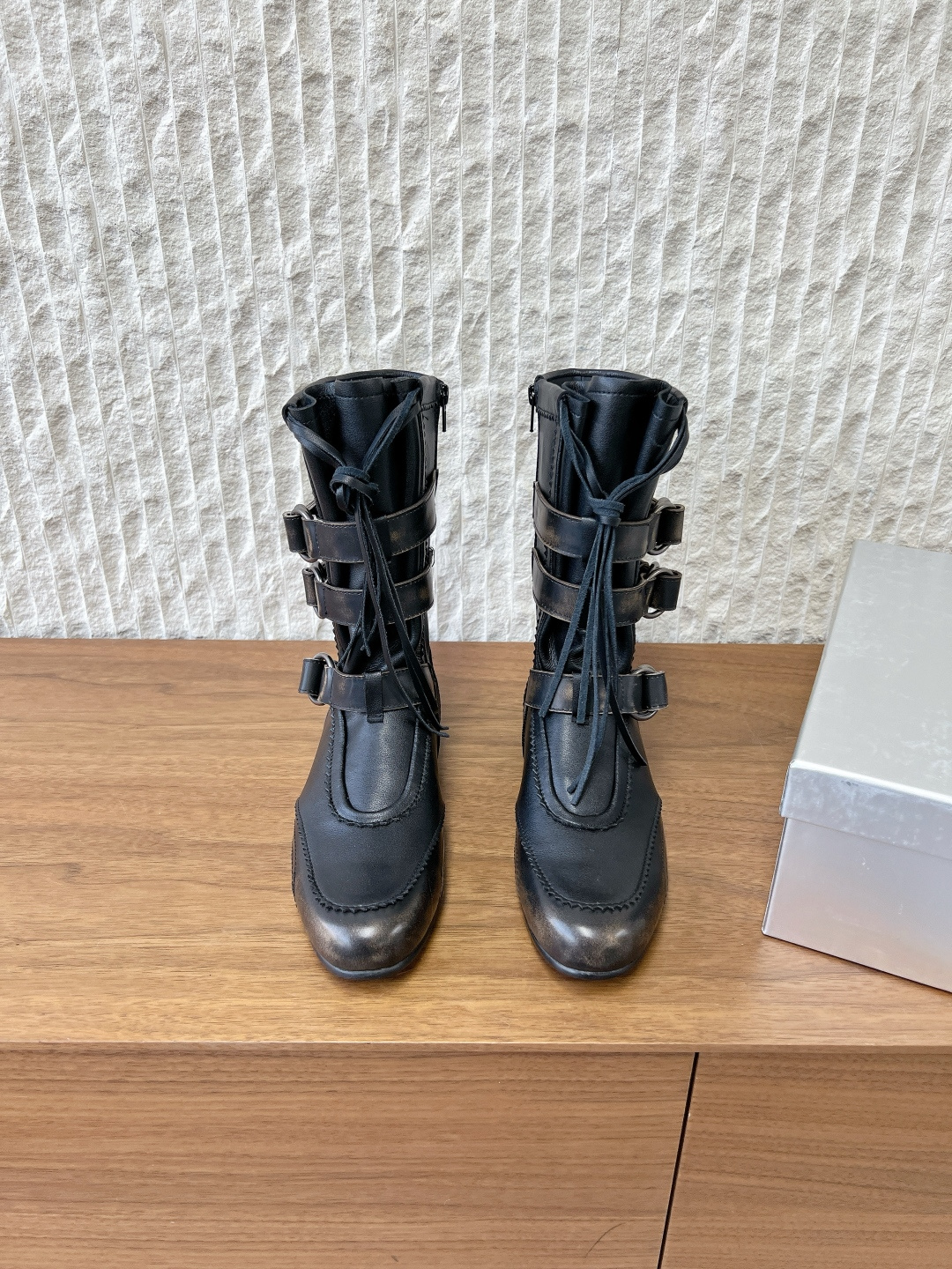 NO:711192,G199 27Quai niche trendy brand 26ss early spring new GROSMOTT · Wander series leather buckle tassel boxing short boots tramp boots The design concept is derived from the combination of boxing boots and ballet shoes, dynamic and feminine ~ embodying pure sports elements and mixed charm. From soft pastels to sports + plus retro 80s tones, it is completely suitable for every girl, a perfect product!  !  A must-have for fashionable sports enthusiasts, it feels light on the feet and combines fashion and comfort~ The upper is made of original imported high-mercerized smooth cowhide/two-color waxed leather/rubbed cowhide, the lining is cowhide, and the sole is original custom-made non-slip rubber outsole Size35-39 (customized for 40 yuan, non-refundable), boots, boots, cowhide19860909G199  27Quai 小众潮牌 26ss早春新款 GROSMOTT · Wander系列 皮扣 流苏拳击 短靴 流浪靴 设计理念源于拳击靴和芭蕾舞鞋两者的结合,动感而柔美～体现了纯正的运动元素和混合的魅力 从柔和的粉彩到运动＋加上复古的 80年代色调,完全适合每一个女生,绝绝子品！！时髦运动达人必入,脚感轻盈 兼具时尚与舒适~ 鞋面采用原版进口高丝光牛反绒/双色油蜡皮/擦色牛皮 内里垫脚牛皮 鞋底原版定制防滑橡胶大底 Size35-39（40定做不退换）,靴子,boots,cowhide,Women's Shoes