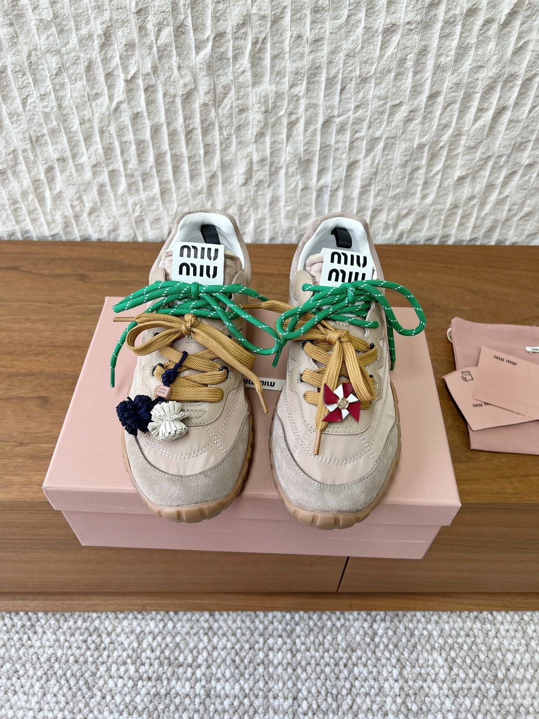 NO:722450,G039 MiuMiu 26ss early spring new biscuit shoes Forrest Gump shoes sports shoes miu's latest hot style avant-garde and bold design!  Style blends into the simple lines of this thick-soled canvas sneaker, with unique logos on the tongue and back, accentuated by vintage accents for an even more iconic look!  Thick-soled design defines avant-garde modern style. The upper is made of original custom fabric/cow suede. The inner lining is breathable mesh. The sole is original open-molded non-slip rubber outsole. Size 35-39 (customized for 40 pieces, non-refundable), casual shoes/sports shoes, miumiu, sneakers19860909G039 MiuMiu 缪缪 26ss早春新款 饼干鞋 阿甘鞋 运动鞋 miu最新爆款 前卫大胆的设计！风格融于此款厚底帆布运动鞋的简约线条,别致徽标饰于鞋舌与背面,点缀复古设计,平添标志性！厚底设计定义前卫的现代风格 鞋面采用原版定制布料/牛反绒 内里垫脚透气网 鞋底原版开模防滑橡胶大底 码数35-39（40定制不退换）,休闲鞋/运动鞋,miumiu,sneakers,Women's Shoes