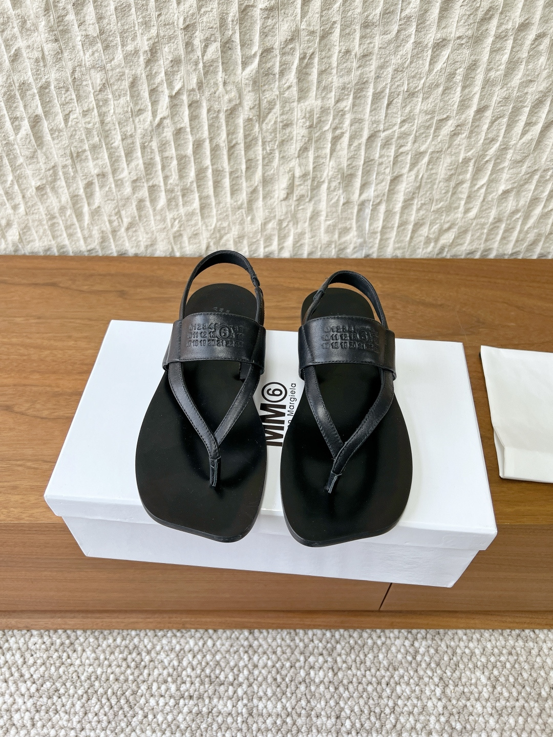 NO:722476,G279 Maison Margiela 26ss early spring new style flip-flops with back strap sandals. Breaking the rounded shape of traditional flip-flops, it adopts a square toe + clip foot + back strap design. The back strap is adjustable, taking into account both comfort and wrapping; minimalist lines and geometric square toes create a pioneering deconstructive style, suitable for daily leisure, street fashion and other scenes. MM6 Maison is embossed on the ankle strap.  The Margiela brand letter logo, the brand's classic MM6 logo and the full name of the brand are printed on the inside of the shoe box. The low-key embossing process is in line with the brand's minimalist and deconstructed design tonality, strengthening brand recognition. The upper is made of original imported sheepskin, the lining is sheepskin, and the outsole is original custom-made Italian leather outsole size 35-39 (40 customizations are non-returnable), split-toe shoes, masion margiela, masion margiela, sandals, sheepskin, Leather soles19860909G279 Maison Margiela 马吉拉 26ss早春新款 人字拖 后绊带 凉鞋 打破传统人字拖的圆润版型,采用方头+夹脚+后绊带设计,后绊带可调节,兼顾舒适度与包裹性；极简的线条搭配几何感方头,打造出先锋的解构主义风格,适配日常休闲、街头潮搭等场景. 脚踝绊带处压印MM6 Maison Margiela品牌字母标识,鞋盒内侧印有品牌经典的MM6 logo与品牌全称,低调的压印工艺契合品牌极简、解构的设计调性,强化品牌辨识度. 鞋面采用原版进口羊皮 内里垫脚羊皮 大底原版定制意大利真皮大底 size35-39（40定制不退换）,分趾鞋,masion margiela,masion margiela,sandals,sheepskin,Leather soles,Women's Shoes