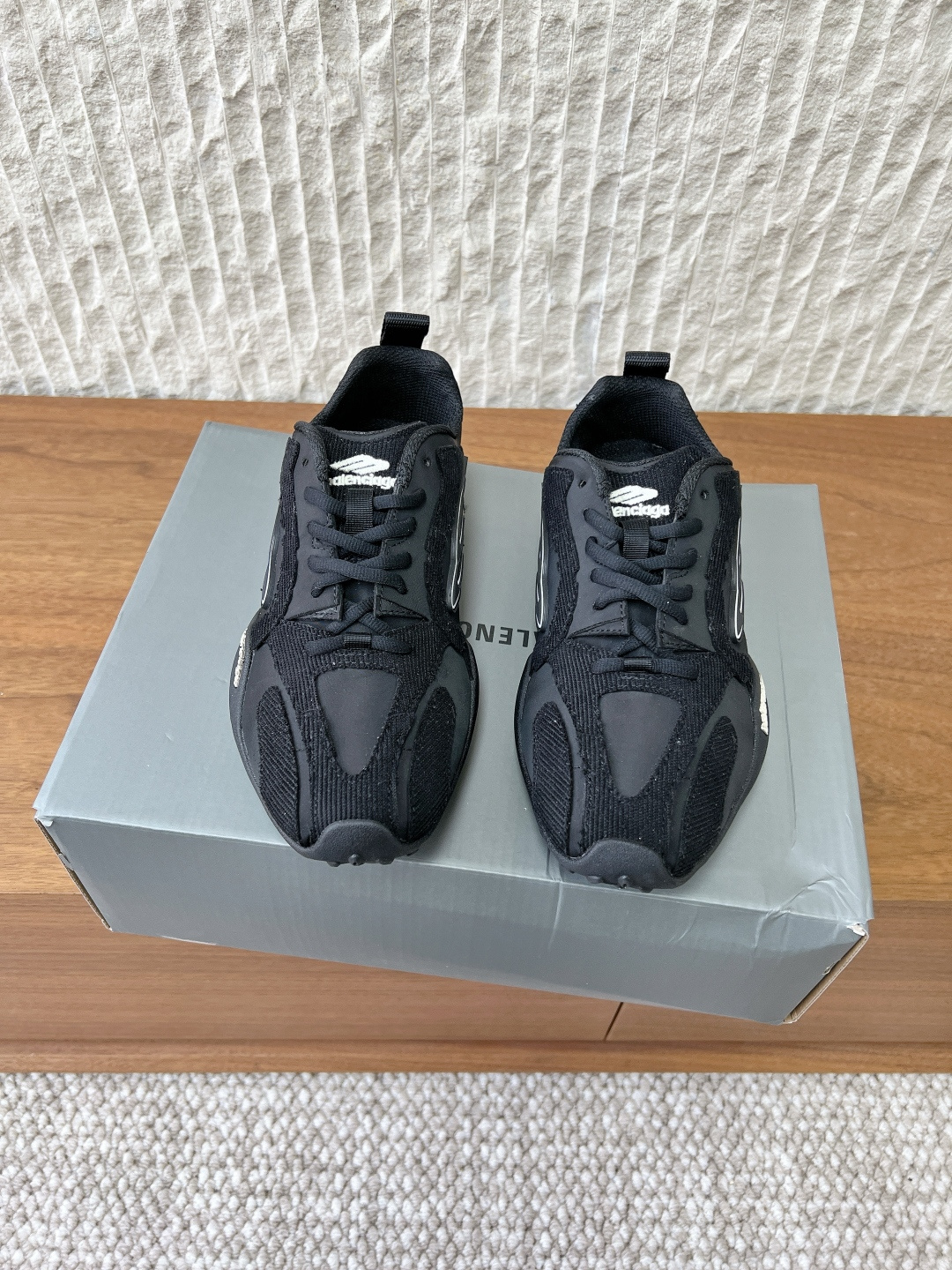 NO:722454,G236 Balenciaga Balenciaga 26ss early spring new Monday Ultra distressed embossed logo casual shoes sports shoes a pair that feels good on your feet!  Only after I got this shoe did I understand what 'feeling like stepping on shit' means!  This appearance is gentle and clean, whether it is sporty or casual, it can easily hold on to whoever wears it, and it can directly control the fashion sense!  The upper is made of original imported cloth/nylon cloth, the inner foot pad is breathable mesh, the outsole is original custom-made non-slip rubber outsole Size35-39 (customized for 40, non-returnable), casual shoes/sports shoes, balenciaga, balenciaga, sneakers19860909G236 Balenciaga 巴黎世家 26ss早春新款 Monday Ultra 做旧 压纹标识 休闲鞋 运动鞋 脚感很好的一双！ 到手这款鞋才明白啥叫“踩屎感”！ 这颜值 又温柔又干净 无论是运动风还是休闲穿搭它都能轻松hold住 谁穿谁好看 直接拿捏时尚感！ 鞋面采用原版进口布/尼龙布 内里垫脚透气网 大底原版定制防滑橡胶大底 Size35-39（40定做不退换）,休闲鞋/运动鞋,balenciaga,balenciaga,sneakers,Women's Shoes