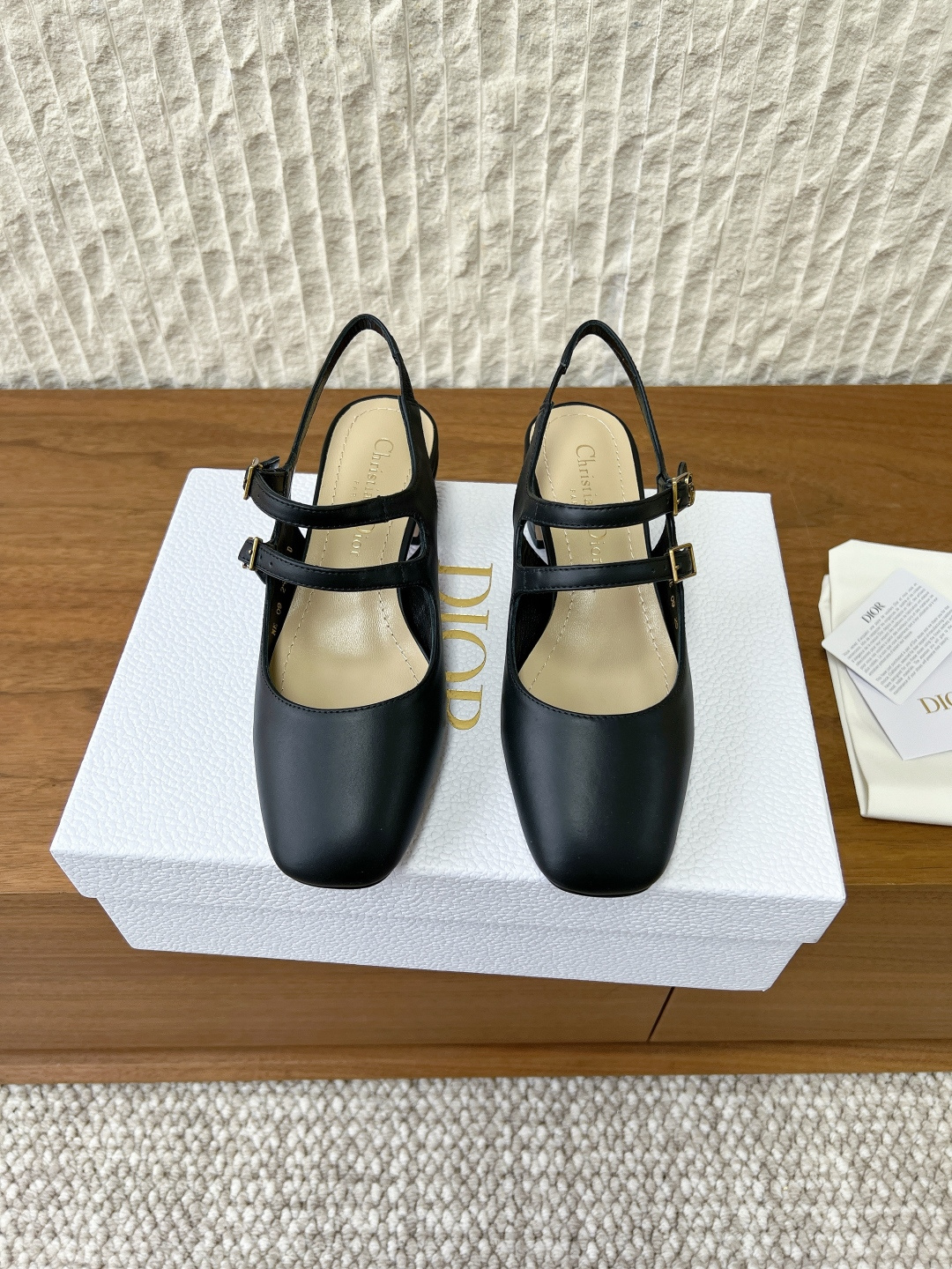 NO:722459,G099 (with official website flight case) Dior 26ss early spring new D-Icon slingback hardware buckle Mary Jane sandals This Icon slingback pays tribute to the spirit of haute couture. The black pleated patent leather upper is equipped with a pointed toe, and the adjustable front lace is embellished with an interlocking logo inspired by the archives. It is paired with an 8cm gold-finished metal cannage pattern cylindrical stiletto heel, adding an elegant finishing touch and highlighting a sophisticated aesthetic style.  Cute and playful, age-reducing without losing the sense of high-end ~ the sense of sight of a wealthy daughter ~ elegant and ladylike style!  Super beautiful on the feet ~ full of elegance. A must-have item for exquisite little fairies. The upper is made of original imported cowhide. The lining is sheepskin. The heel height is 4.5cm. The sole is original and customized. Italian genuine leather outsole. Size 35-39 (40.41.42 custom-made, non-refundable). Sandals, dior, dior, sandals, mary jane, cowhide, sheepskin, Leather soles19860909G099（配官网飞机盒） Dior 迪奥 26ss早春新款 D-Icon露跟 五金扣 玛丽珍 凉鞋 这款 Icon露跟向的高订精神致敬.黑色褶皱漆皮牛皮革鞋面搭配尖头,可调节正面系带点缀以灵感源自档案的相扣的标志.搭配8厘米金色饰面金属藤格纹图案圆柱形细鞋跟,增添高雅的点睛之笔,彰显精致的美学风格. 可爱俏皮减龄又不失高级感～富家千金即视感～高雅大气名媛风！ 上脚超美～尽显优雅气质 精致小仙女必入单品 鞋面采用原版进口牛皮 内里垫脚羊皮 跟高4.5cm 鞋底原版定制意大利真皮大底 码数35-39（40.41.42定做不退换）,凉鞋,dior,dior,sandals,mary jane,cowhide,sheepskin,Leather soles,Women's Shoes