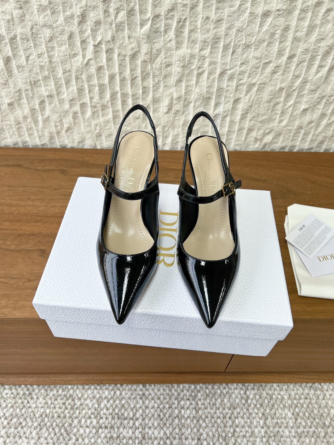 NO:722464,G099 (with official website flight case) Dior 26ss early spring new D-Icon slingback hardware buckle pointed toe high heel sandals This Icon slingback pays tribute to the spirit of haute couture. The black pleated patent leather upper is equipped with a pointed toe, and the adjustable front lace is embellished with an interlocking logo inspired by the archives. It is paired with an 8cm gold-finished metal cannage pattern cylindrical stiletto heel, adding an elegant finishing touch and highlighting a sophisticated aesthetic style.  Cute and playful, age-reducing without losing the sense of high-end ~ the sense of sight of a wealthy daughter ~ elegant and ladylike style!  The upper foot is super beautiful ~ showing elegance. A must-have item for exquisite little fairies. The upper is made of original imported cowhide. The inner lining is sheepskin. The heel height is 8.5cm. The sole is original and customized. Italian genuine leather outsole. Size 35-39 (40.41.42 customization is non-returnable). Sandals, dior, dior, sandals, cowhide, sheepskin, Leather soles19860909G099（配官网飞机盒） Dior 迪奥 26ss早春新款 D-Icon露跟 五金扣尖头 高跟 凉鞋 这款 Icon露跟向的高订精神致敬.黑色褶皱漆皮牛皮革鞋面搭配尖头,可调节正面系带点缀以灵感源自档案的相扣的标志.搭配8厘米金色饰面金属藤格纹图案圆柱形细鞋跟,增添高雅的点睛之笔,彰显精致的美学风格. 可爱俏皮减龄又不失高级感～富家千金即视感～高雅大气名媛风！ 上脚超美～尽显优雅气质 精致小仙女必入单品 鞋面采用原版进口牛皮 内里垫脚羊皮 跟高8.5cm 鞋底原版定制意大利真皮大底 码数35-39（40.41.42定做不退换）,凉鞋,dior,dior,sandals,cowhide,sheepskin,Leather soles,Women's Shoes