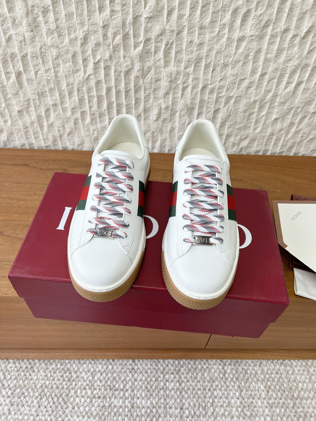 NO:722472,G297 Gucci Gucci 26ss early spring new style couple style white shoes casual shoes Since its inception, the Ace series of sports shoes has become one of the protagonists of the brand narrative. The new series presents a characteristic low-top design with unique details, reinterpreting the sports shoe style. The lace fixation is decorated with an 'ACE' metal label, and the thickened structure exquisitely shapes the stiff shoe shape. Gucci's classic red and green striped webbing adds to the charm of the entire design. Beautiful packaging at the delivery counter  The fabric is made of original imported cowhide/cow suede, the lining is sheepskin, the sole is original customized TPU anti-slip rubber outsole, Size 35-44 (women's size 40, men's size 45 is custom-made and non-returnable), casual shoes/sports shoes, gucci, gucci, sneakers, cowhide, sheepskin19860909G297 Gucci 古驰 26ss早春新款 情侣款 小白鞋 休闲鞋 自问世以来,Ace系列运动鞋已成为品牌叙事的主角之一.全新系列呈现特色低帮设计,搭配别致细节,焕新诠释运动鞋版型.系带固定处饰以“ACE”金属标牌,加厚构造精致塑就挺括鞋型.Gucci经典红绿条纹织带令整款设计更添魅力 配送专柜精美包装 面料采用原版进口牛皮/牛反绒 内里垫脚羊皮 鞋底原版定制TPU防滑橡胶大底 Size35-44（女码40,男码45定做不退换）,休闲鞋/运动鞋,gucci,gucci,sneakers,cowhide,sheepskin,Women's Shoes