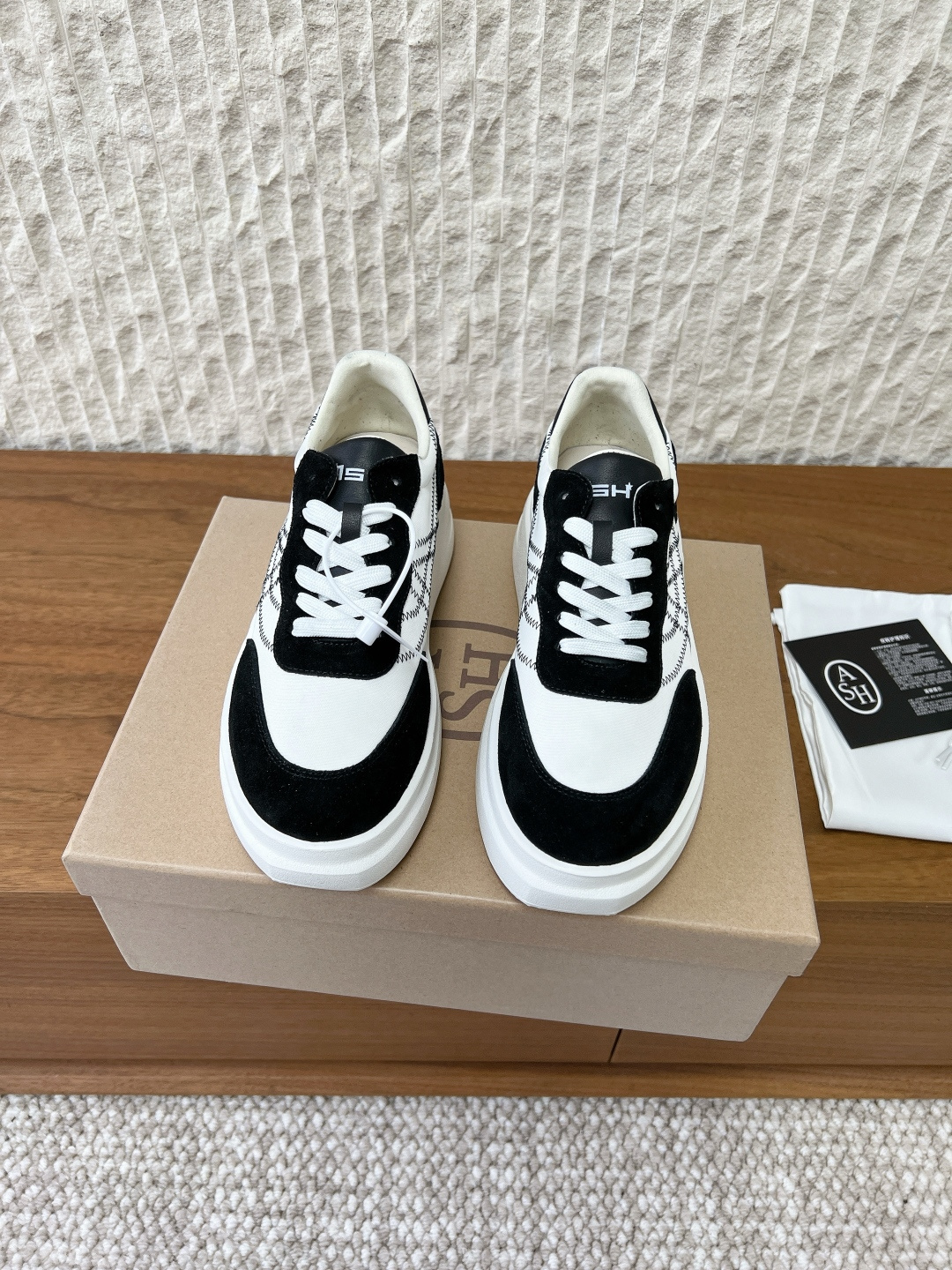 NO:722449,G306 ASH niche trendy brand 26ss early spring new thick-soled MATCH casual shoes white shoes panda shoes symmetrical punching design upper punching to help the shoe body breathable and comfortable. The shoe body has simple lines and clear non-slip texture rubber outsole, which is not easy to slip when walking. Soft and breathable inner mesh surface is soft and comfortable. The non-tanning material implements the concept of environmental protection.  The lightweight elastic shoe body is integrated with a highly elastic EVA insole that is soft and resilient to the foot, with a full Q feeling. The 6.5cm lightweight platform thick sole increases the height invisibly. The upper is made of original imported cowhide/cow suede. The inner foot pad is breathable mesh. The heel height is 6.5cm. The sole is original customized foam rubber outsole. Size35-39 (customized for 40 yuan, non-refundable), casual shoes/sports shoes, sneakers, cowhide19860909G306 ASH 小众潮牌 26ss早春新款 厚底 MATCH 休闲鞋 小白鞋 熊猫鞋 对称式冲孔设计鞋面冲孔助力鞋身透气舒爽鞋身线条简约, 清晰防滑纹路橡胶大底,行走不易打滑. 舒软透气内里网面柔软舒适无铭鞣材质贯彻环保理念. 轻盈弹力鞋身一体成型高弹力EVA鞋垫上脚柔软回弹,Q感十足6.5cm轻盈松糕厚底隐形增高. 鞋面采用原版进口牛皮/牛反绒 内里垫脚透气网 跟高6.5cm 鞋底原版定制发泡橡胶大底 Size35-39（40定做不退换）,休闲鞋/运动鞋,sneakers,cowhide,Women's Shoes