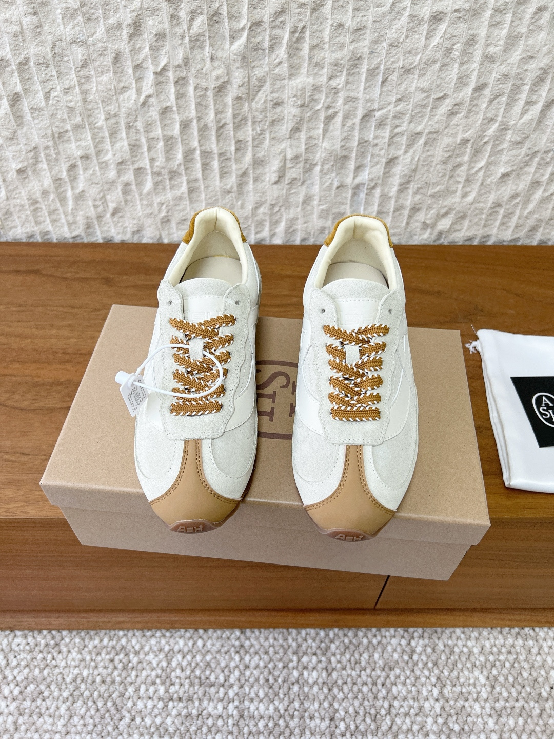 NO:722453,G306 ASH niche trendy brand 26ss early spring new KABUKI retro moral training shoes casual shoes ASH KABUKI series retro thin-soled shoes, multi-material splicing design, mesh + leather, breathable and durable!  Lightweight and thin sole, super comfortable to wear in spring and summer, suitable for daily commuting and leisure. The white model is versatile, looks great with jeans or skirts, and can easily switch styles. The KABUKI series focuses on the fusion of retro and modern, fashionable and practical, and is a popular item for fashionistas. The upper is made of original imported cow suede/cowhide, the lining is cowhide, and the sole is original custom-made non-slip rubber outsole.  Size35-39 (40 made to order, non-refundable), casual shoes/sports shoes, sneakers, skirts, jeans, cowhide19860909G306 ASH 小众潮牌 26ss早春新款 KABUKI 复古 德训鞋 休闲鞋 ASH KABUKI系列复古薄底鞋,多材质拼接设计,网面+皮革,透气又耐穿！轻盈薄底,春夏穿超舒服,日常通勤、休闲都OK 白色款百搭,配牛仔裤或裙装都很出彩,轻松切换风格.KABUKI系列主打复古与现代融合,时尚又实用,是潮人必入热门单品 鞋面采用原版进口牛反绒/牛皮 内里垫脚牛皮 鞋底原版定制防滑橡胶大底 Size35-39（40订做不退换）,休闲鞋/运动鞋,sneakers,skirts,jeans,cowhide,Women's Shoes