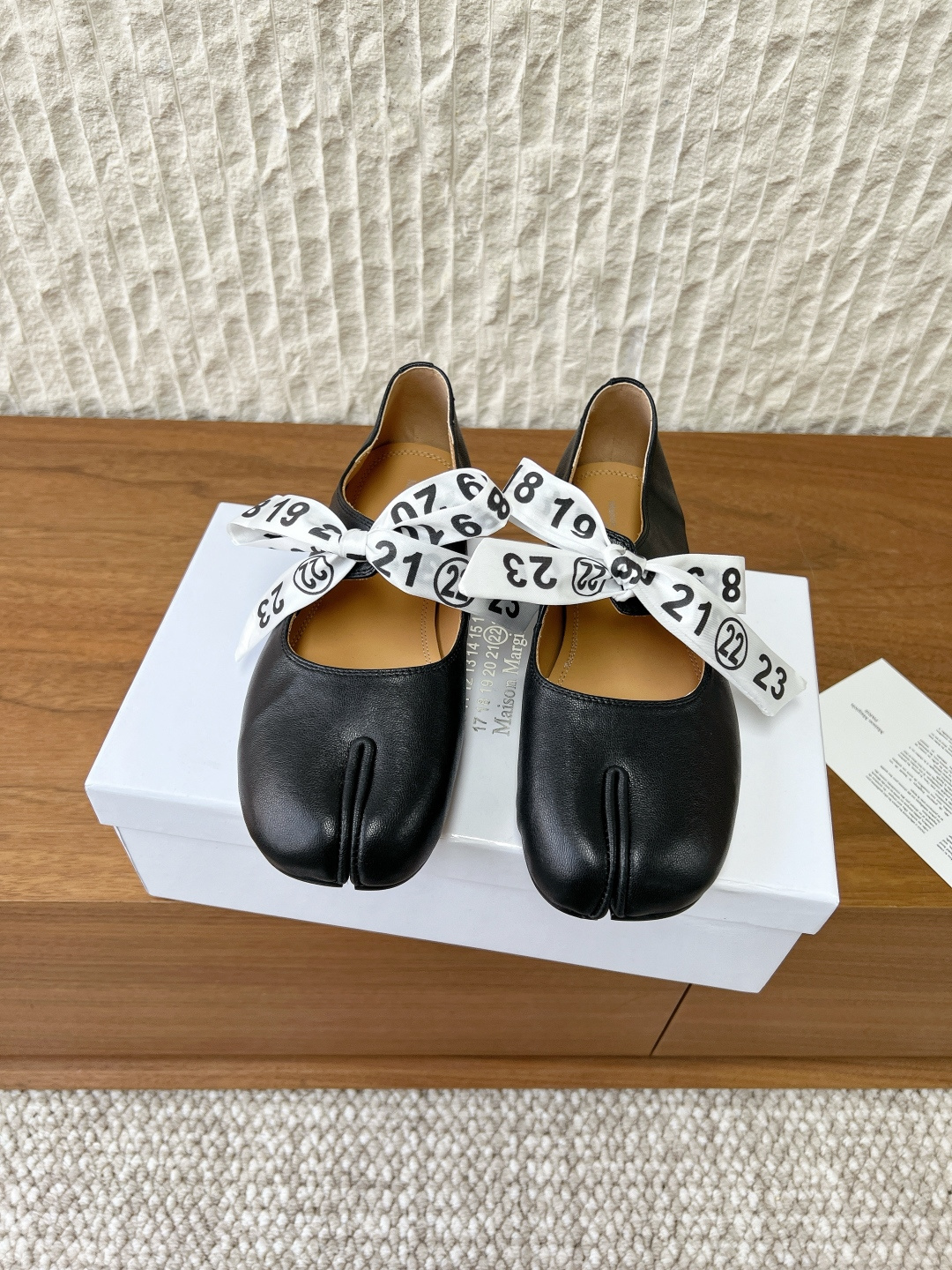 NO:722458,G293 Maison Margie 26ss early spring new split-toe retro Mary Jane doll head ballet Margie split-toe shoes have been pushed to the forefront again. Xiaohongshu posted one after another!  A must-have for sexy and cool girls. Fried chicken looks good on your feet. Don't worry. Wear it and you will be the most unique existence among that group. The fabric is made of original imported sheepskin. The inner padding sheepskin outsole is original custom-made Italian leather outsole. Size 35-39 (40 customizations are non-refundable). Split-toe shoes, masion margiela, mary jane, sheepskin, Leather soles19860909G293 Maison Margie 马吉拉 26ss早春新款 分趾 复古 玛丽珍 娃娃头 芭蕾舞 马吉拉分趾鞋又被推到风口啦 小红书发一个爆一个！ 性感酷辣女孩必备 上脚炒鸡好看 大家放心冲 穿上它你就是那个人群中最独特的存在 面料采用原版进口羊皮 内里垫脚羊皮 大底原版定制意大利真皮大底 码数35-39（40定制不退换）,分趾鞋,masion margiela,mary jane,sheepskin,Leather soles,Women's Shoes