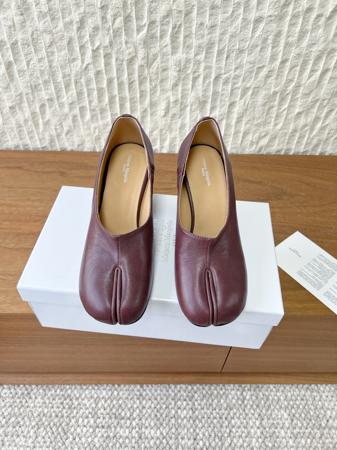 NO:722463,G293 Maisom Margiela 26ss early spring new style retro split toe, thick heel, high heel single shoe. This pair of super hot items must be bought by everyone. Item cannot be missed. Exploded. Tangled ballet single shoes. Margiela designer is so talented. Create shoes as design elements. Single shoes are capable and exquisite. Half slippers match short skirts. Sexy personality. The upper is made of original imported lambskin. The lining is cowhide. Heel height is 8cm.  Outsole original custom made Italian leather outsole size 35-39 (40 custom made not returnable), split-toe shoes, masion margiela, skirts, cowhide, sheepskin, Leather soles19860909G293 Maisom Margiela 马吉拉 26ss早春新款 复古 分趾 粗跟 高跟 单鞋 这双热度超高的单品 必须人手一双入手了 不能错过的单品 炸裂了 纠结芭蕾舞单鞋马吉拉设计师太有才了 作为设计元素打造鞋品 单鞋干练精致 半拖搭配短裙 性感个性 鞋面采用原版进口小羊皮 内里垫脚牛皮 跟高8cm 大底原版定制意大利真皮大底 码数35-39（40定做不退换）,分趾鞋,masion margiela,skirts,cowhide,sheepskin,Leather soles,Women's Shoes