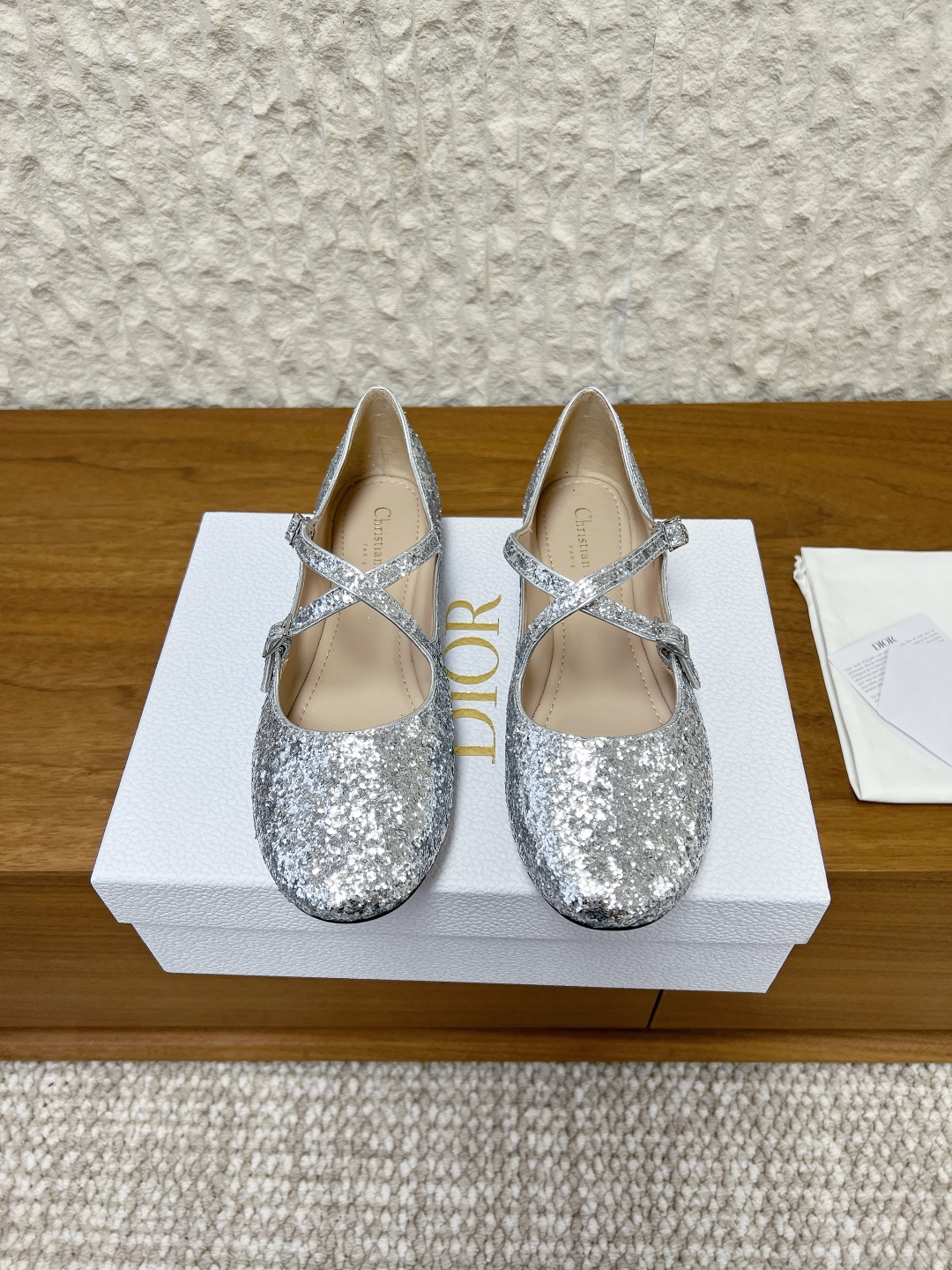 NO:722444,G099 Dior 26ss early spring new cross buckle flat Mary Jane shoes perfectly restore the last details of this shoe. Look at the details in real photos to see the quality. It is a versatile style for little women with a ladylike temperament. It is a stunning shoe at first glance... I love it!  The upper is made of original imported embroidered mesh/Gret, the lining is sheepskin, the sole is original custom-made Italian original color genuine leather outsole, size 35-39 (40.41.42 custom-made, non-refundable), Mary Jane, dior, dior, mary jane, sheepskin, Leather soles19860909G099 Dior 迪奥 26ss早春新款 交叉扣带 平底 玛丽珍 单鞋 完美还原这款鞋的楦形细节 看细节实拍认品质,小小女人名媛气质百搭款,一眼惊艳的鞋子…. 爱了爱了！ 鞋面采用原版进口刺绣网纱/格丽特 内里垫脚羊皮 鞋底原版定制意大利原色真皮大底 码数35-39(40.41.42订做不退换),玛丽珍,dior,dior,mary jane,sheepskin,Leather soles,Women's Shoes