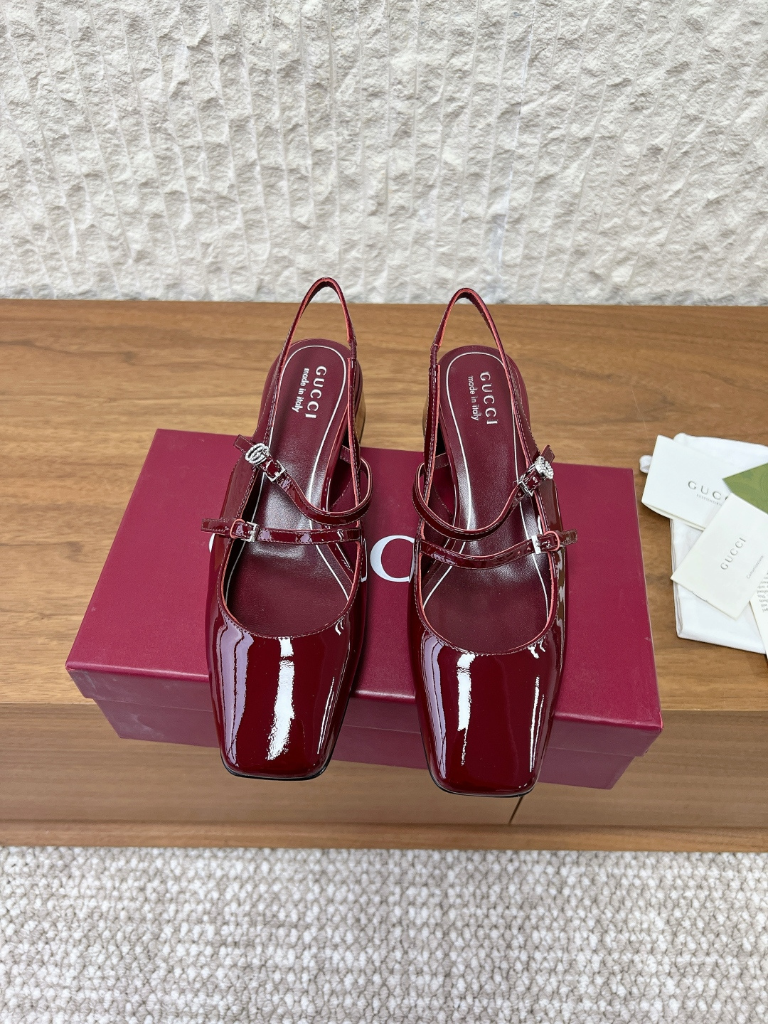 NO:722438,G036 Gucci Gucci 26ss spring and summer new model, buckled block heel, square toe, empty back sandals, they are simply a blockbuster in the fashion circle. The square toe design is retro and fashionable and perfectly modifies the foot shape. The iconic decoration is the soul of this pair of shoes. The exquisite and unique shape shows the profound heritage of the brand. Whether it is worn with jeans for casual fashion or with a small dress for a dinner, it can perfectly hold the scene and become the finishing touch of your outfit!  The fabric is made of original imported patent leather/diamond buckle. The inner padding is mixed sheepskin. The heel height is 4.5cm. The outsole is original custom-made Italian imported cowhide leather outsole. The size is 35-39 (customized for 40, non-refundable). Sandals, gucci, sandals, jeans, cowhide, sheepskin19860909G036 Gucci 古奇 26ss春夏新款 扣粗跟 方头 后空 凉鞋 简直是时尚圈的一颗重磅炸弹 方头设计复古又时髦完美修饰脚型 标志性的装饰是这双鞋的灵魂所在 精致的做独特的造型 彰显着品牌的深厚底蕴 无论是搭配牛仔裤展现休闲时尚 还是搭配小礼服出席晚宴 它都能完美hold住场面 成为你穿搭的点睛之笔！ 面料采用原版进口漆皮/钻扣 内里垫脚混种羊皮 跟高4.5cm 大底原版定制意大利进口牛皮大底 码数35-39（40定做不退换）,凉鞋,gucci,sandals,jeans,cowhide,sheepskin,Women's Shoes