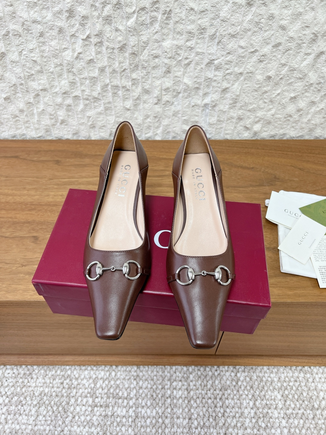 NO:722426,G036 Gucci Gucci 26ss early spring new style classic horsebit pointed toe high heels. The body of the shoe is made of fine lambskin, which is soft and shiny. Different colors show different textures such as matte and delicate gloss to meet different matching needs. The horsebit is made of old or shiny metal material, forming a texture contrast with the leather upper, and the details highlight the brand craftsmanship.  The horsebit element and the pointed-toe shoe shape combine the retro charm of the 1960s, which not only retains the brand's historical sense, but also conforms to the modern aesthetic, and is a classic design that will never go out of style. The upper is made of original imported oil-waxed lambskin, the lining is sheepskin, and the heel height is 6cm. The outsole is original custom-made Italian leather outsole. Size35-39 (40 customizations are non-returnable), single shoes, gucci, high heels, sheepskin, Leather soles19860909G036 Gucci 古奇 26ss早春新款 经典马衔扣 尖头 高跟鞋 鞋身采用细腻的小羊皮,触感柔软且富有光泽 不同颜色呈现出哑光、细腻光泽等不同质感 满足不同搭配需求. 马衔扣采用做旧或亮面金属材质,与皮革鞋面形成质感对比,细节处彰显品牌工艺. 马衔扣元素与尖头鞋型融合了上世纪60年代的复古韵味,既保留了品牌历史感,又符合现代审美,是永不过时的经典设计. 鞋面采用原版进口油蜡小羊皮 内里垫脚羊皮 跟高6cm 大底原版定制意大利真皮大底 Size35-39（40定制不退换）,单鞋,gucci,high heels,sheepskin,Leather soles,Women's Shoes