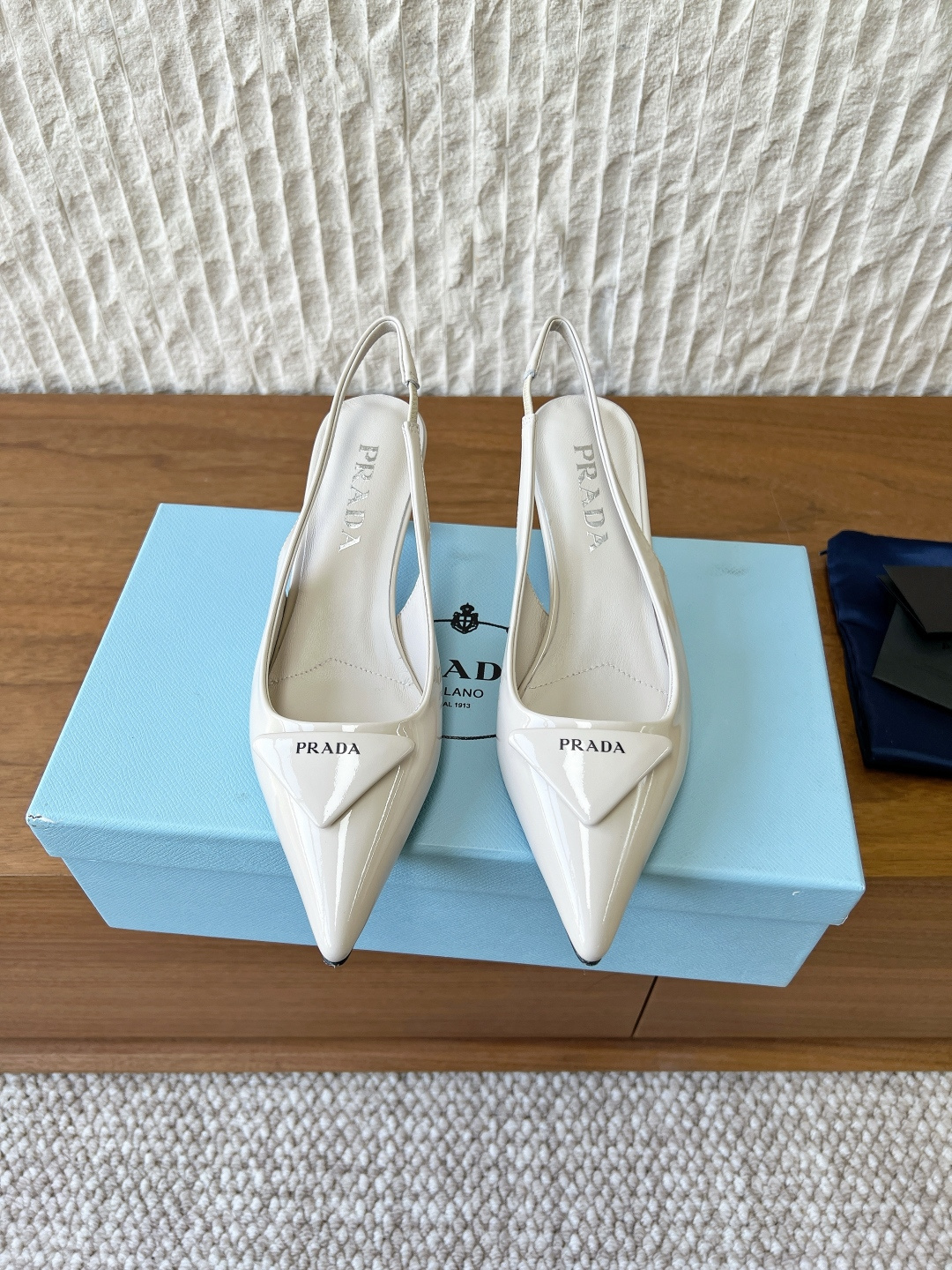 NO:723446,G286 Prada Prada 26ss early spring new model, catwalk model, pointed toe, triangle logo, high heels, full of sense of future technology, long-lost minimalist beauty in the fashion industry, fashionable and exquisite, high-end for daily wear, using pointed toe design, very fashionable and aggressive, highlighting personality; the shoe body has unique dividing lines, adding design details, different from ordinary pointed toe shoes, with the iconic avant-garde style of the Prada brand.  It is made of high-quality leather material with high-grade texture and distressed texture, showing a retro and modern texture. The stiletto heel design enhances the wearer's aura while maintaining good stability and is suitable for daily commuting or special occasions. The upper is made of original imported cowhide/patent leather, the lining is sheepskin, the heel height is 7.5cm, and the sole is an original custom-made Italian leather outsole.  Size 35-39 (40.41.42 customized, non-refundable), sandals, prada, prada, sandals, high heels, cowhide, sheepskin, Leather soles19860909G286 Prada 普拉达 26ss早春新款 走秀款 尖头 三角标 高跟鞋 未来科技感满满 时尚界久违的极简之美 时髦又精致 日常穿出高级感 采用尖头设计,极具时尚感与攻击性,彰显个性；鞋身有独特的分割线条,增添设计细节,区别于普通尖头鞋,带有Prada品牌标志性的前卫风格. 选用优质皮革材质,质感高级,且有做旧效果的纹理,呈现出复古又摩登的质感,细高跟设计,提升穿着者气场,同时保持了较好的稳定性,适合日常通勤或特殊场合穿着. 鞋面采用原版进口牛皮/漆皮 内里垫脚羊皮 跟高7.5cm 鞋底原版定制意大利真皮大底 码数35-39（40.41.42定做不退换）,凉鞋,prada,prada,sandals,high heels,cowhide,sheepskin,Leather soles,Women's Shoes