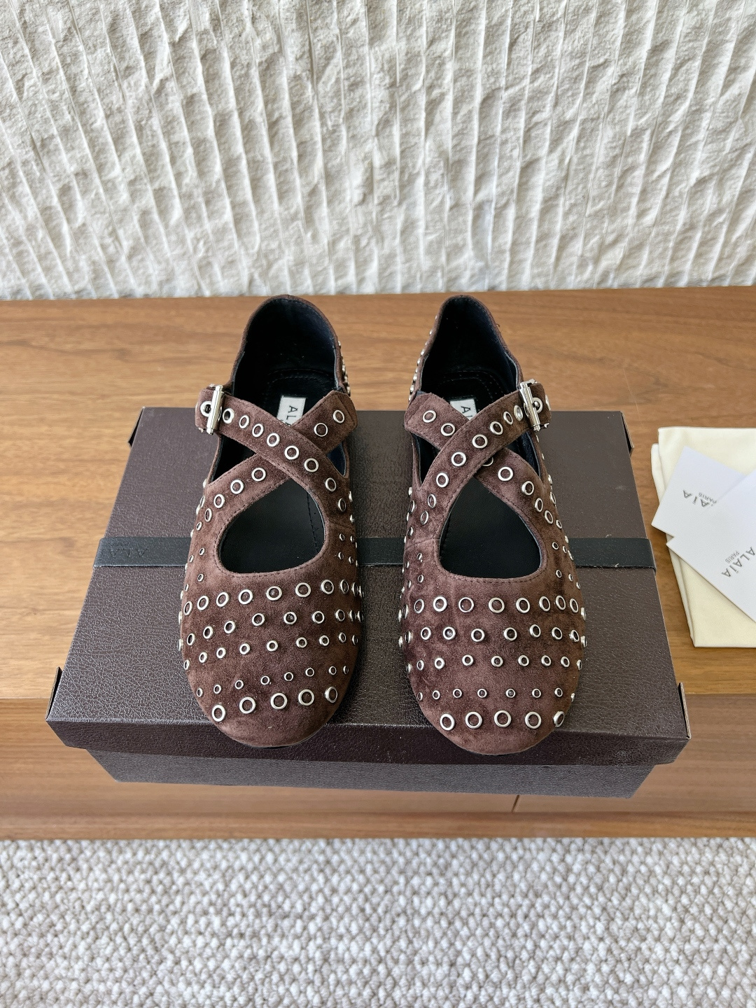 NO:723462,G101 Alaia 26ss early spring new style hollow cross-strap Mary Jane shoes. The upper adopts a hollow design to form a dense circular hole texture, which is both decorative and breathable. It is a highly recognizable design element of ALAA. The arrangement and size of the hollow holes have been precisely designed and the edges are processed delicately, reflecting ALAA's exquisite level of leather craftsmanship. At the same time, the lines of the shoe body are simple and smooth, contrasting with the hollow details.  The overall fusion of French retro and modern simplicity, with hollow elements adding a sense of sophistication, Mary Jane shoes have a sweet and elegant temperament, suitable for casual and mature styles. The upper is made of original imported cow suede, the inner padding sheepskin outsole, the original custom-made non-slip rubber outsole Size35-39 (40.41.42 customized non-refundable), ballet shoes, alaia, mary jane, sheepskin19860909G101 Alaia 26ss早春新款 镂空交叉绑带 玛丽珍 单鞋 鞋面采用镂空设计,形成密集的圆形孔洞纹理,兼具装饰性与透气性,是ALAA极具辨识度的设计元素.镂空孔洞的排列与大小经过精准设计,边缘处理细腻,体现ALAA在皮革工艺上的精湛水准,同时鞋身线条简约流畅,与镂空细节形成对比. 整体融合法式复古与现代简约,镂空元素增添精致感,玛丽珍鞋型自带甜美优雅气质,适配休闲与轻熟风穿搭. 鞋面采用原版进口牛反绒 内里垫脚羊皮 大底原版定制防滑橡胶大底 Size35-39（40.41.42定制不退换）,芭蕾舞鞋,alaia,mary jane,sheepskin,Women's Shoes