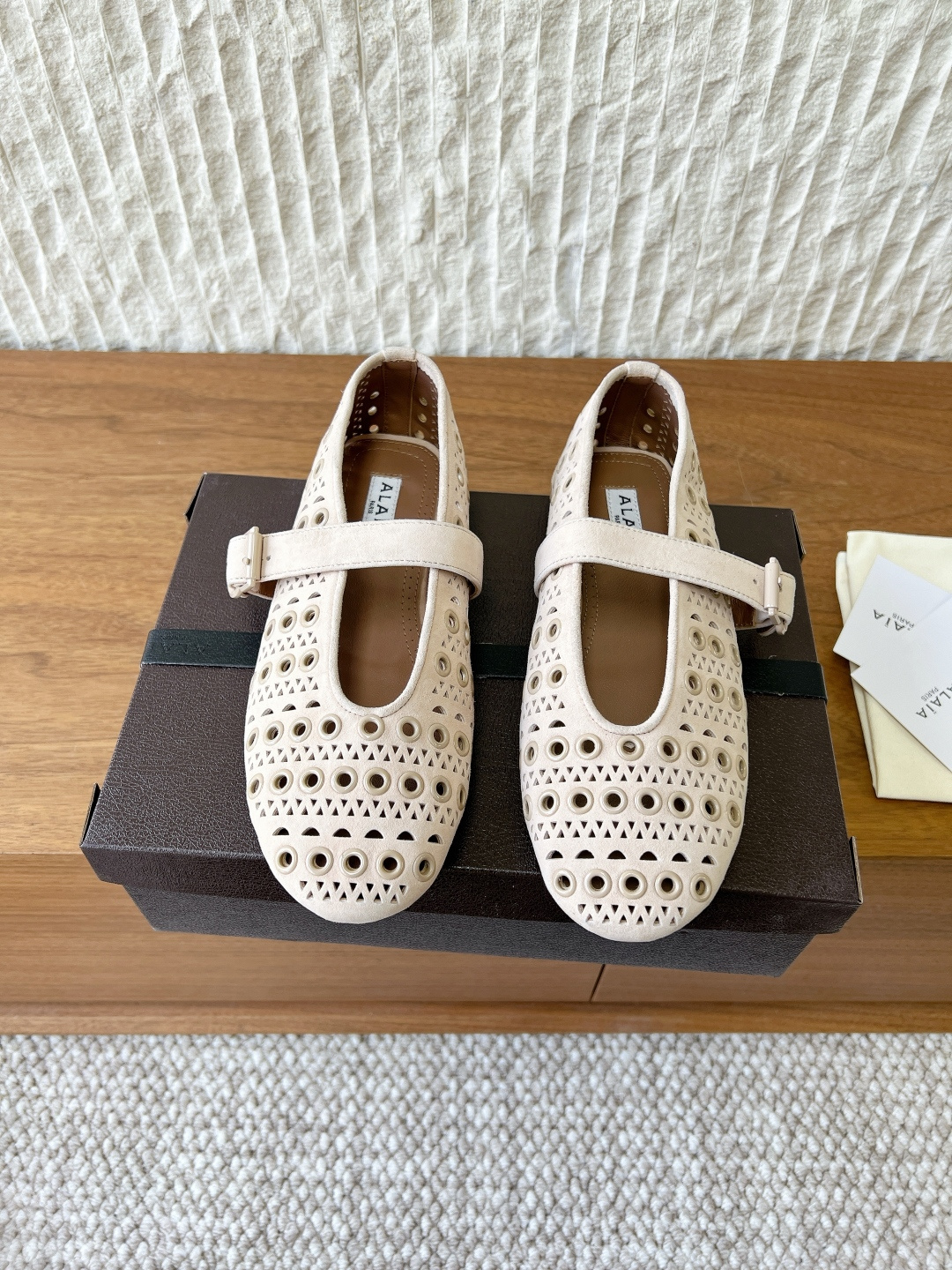 NO:723467,G101 Alaia 26ss early spring new style willow nail hollow Mary Jane shoes. The upper adopts a hollow design to form a dense circular hole texture, which is both decorative and breathable. It is a highly recognizable design element of ALAA. The arrangement and size of the hollow holes are precisely designed and the edges are delicately processed, reflecting ALAA's exquisite level of leather craftsmanship. At the same time, the lines of the shoe body are simple and smooth, contrasting with the hollow details.  The overall fusion of French retro and modern simplicity, with hollow elements adding a sense of sophistication, Mary Jane shoes have a sweet and elegant temperament, suitable for casual and mature styles. The upper is made of original imported cow suede/cowhide, the lining is sheepskin, and the outsole is original custom-made non-slip rubber outsole Size35-39 (40.41.42 customized non-refundable), ballet shoes, alaia, mary jane, cowhide, sheepskin19860909G101 Alaia 26ss早春新款 柳钉镂空 玛丽珍 单鞋 鞋面采用镂空设计,形成密集的圆形孔洞纹理,兼具装饰性与透气性,是ALAA极具辨识度的设计元素.镂空孔洞的排列与大小经过精准设计,边缘处理细腻,体现ALAA在皮革工艺上的精湛水准,同时鞋身线条简约流畅,与镂空细节形成对比. 整体融合法式复古与现代简约,镂空元素增添精致感,玛丽珍鞋型自带甜美优雅气质,适配休闲与轻熟风穿搭. 鞋面采用原版进口牛反绒/牛皮 内里垫脚羊皮 大底原版定制防滑橡胶大底 Size35-39（40.41.42定制不退换）,芭蕾舞鞋,alaia,mary jane,cowhide,sheepskin,Women's Shoes