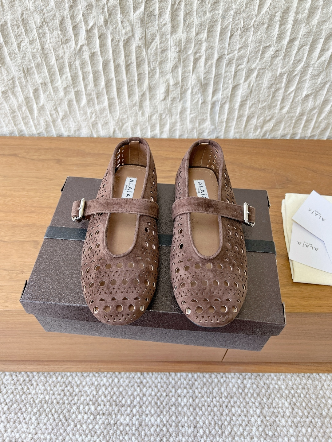 NO:723472,Hollow G101 Alaia 26ss early spring new style willow nail hollow Mary Jane shoes  The upper is hollowed out to form a dense circular hole texture, which is both decorative and breathable, making it a highly recognizable design element of ALAA. The arrangement and size of the hollow holes are precisely designed, and the edges are delicately processed, reflecting ALAA's exquisite level of leather craftsmanship. At the same time, the lines of the shoe body are simple and smooth, contrasting with the hollow details.  The overall fusion of French retro and modern simplicity, with hollow elements adding a sense of sophistication, Mary Jane shoes have a sweet and elegant temperament, suitable for casual and mature styles. The upper is made of original imported cow suede/cowhide, the lining is sheepskin, and the outsole is original custom-made non-slip rubber outsole Size35-39 (40.41.42 customized non-refundable), ballet shoes, alaia, mary jane, cowhide, sheepskin19860909镂空G101 Alaia 26ss早春新款 柳钉镂空 玛丽珍 单鞋 鞋面采用镂空设计,形成密集的圆形孔洞纹理,兼具装饰性与透气性,是ALAA极具辨识度的设计元素.镂空孔洞的排列与大小经过精准设计,边缘处理细腻,体现ALAA在皮革工艺上的精湛水准,同时鞋身线条简约流畅,与镂空细节形成对比. 整体融合法式复古与现代简约,镂空元素增添精致感,玛丽珍鞋型自带甜美优雅气质,适配休闲与轻熟风穿搭. 鞋面采用原版进口牛反绒/牛皮 内里垫脚羊皮 大底原版定制防滑橡胶大底 Size35-39（40.41.42定制不退换）,芭蕾舞鞋,alaia,mary jane,cowhide,sheepskin,Women's Shoes