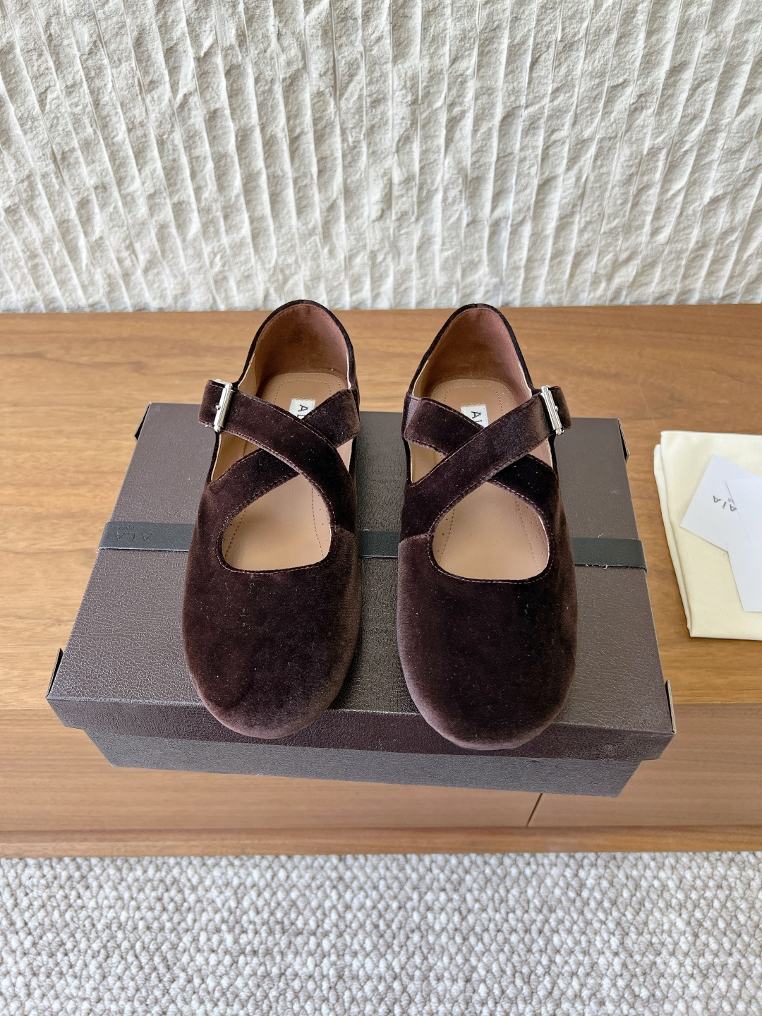 NO:723477,G101 Alaia Alaia 26ss early spring new style cross-buttoned flat Mary Jane shoes same style as Zhang Xiaohui sweet cool fairy style very popular fur flats romantic and charming comfortable and versatile to match with different styles can be easily controlled in different styles, whether jeans, suit trousers or pleated skirts can upgrade your outfit to fashion, elegance and excellence. The fabric is made of original imported suede and the inner padding sheepskin  Original custom-made non-slip rubber outsole Size35-39 (40.41.42 custom-made non-refundable), ballet shoes, alaia, mary jane, flats, skirts, jeans, business suit, sheepskin19860909G101 Alaia 阿莱亚 26ss早春新款 交叉系扣 平底 玛丽珍 单鞋 章小蕙同款 甜酷仙女风 人气超高的一款毛里平底鞋 浪漫又迷人 舒适百搭配上不同款式 不同风格都能轻松驾驭,无论牛仔裤,西装裤,还是百褶裙 都能将你的穿搭提升到时尚,优雅和卓越之中 面料采用原版进口绒面 内里垫脚羊皮 鞋底原版定制防滑橡胶大底 Size35-39（40.41.42订做不退换）,芭蕾舞鞋,alaia,mary jane,flats,skirts,jeans,business suit,sheepskin,Women's Shoes