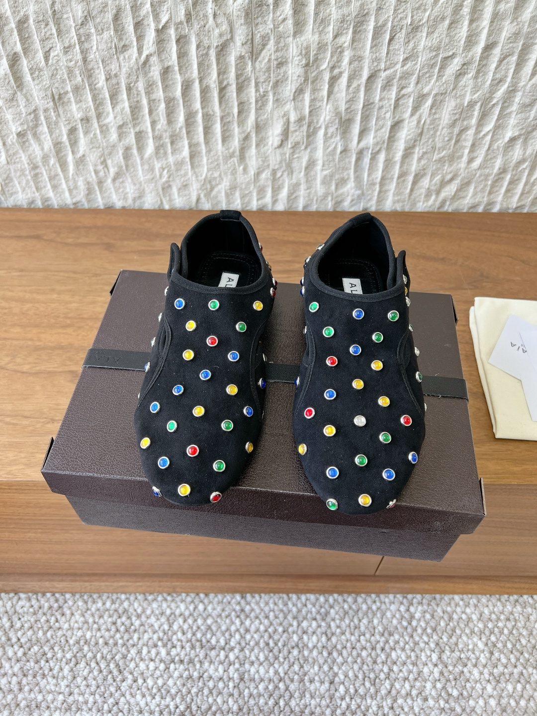 NO:723457,G101 Alaia Alaia 26ss early spring new style flat Mary Jane ballet shoes with diamonds. The most popular flat shoes recently. Same style as Zhang Xiaohui. Sweet and cool ballet style. Very popular ballet shoes, romantic and charming. Comfortable and versatile. With different styles, different styles can be easily controlled, whether jeans, suit pants, or pleated skirts. It can upgrade your outfit to fashion, elegance and excellence. The fabric is made of original imported cowhide/diamond-encrusted  Sheepskin lining, original custom-made non-slip rubber outsole, size 35-39 (40.41.42 custom-made, non-returnable), half drag, alaia, mary jane, flats, skirts, jeans, business suit, cowhide, sheepskin19860909G101 Alaia 阿莱亚 26ss早春新款 带钻 平底玛丽珍 芭蕾舞鞋 最近超火的一款平底鞋 章小蕙同款 甜酷芭蕾风 人气超高的一款芭蕾舞鞋,浪漫又迷人 舒适百搭 配上不同款式,不同风格都能轻松驾驭,无论牛仔裤,西装裤,还是百褶裙 都能将你的穿搭提升到时尚,优雅和卓越之中 面料采用原版进口牛皮/镶钻 内里垫脚羊皮 大底原版定制防滑橡胶大底 码数35-39（40.41.42订做不退换）,半拖,alaia,mary jane,flats,skirts,jeans,business suit,cowhide,sheepskin,Women's Shoes