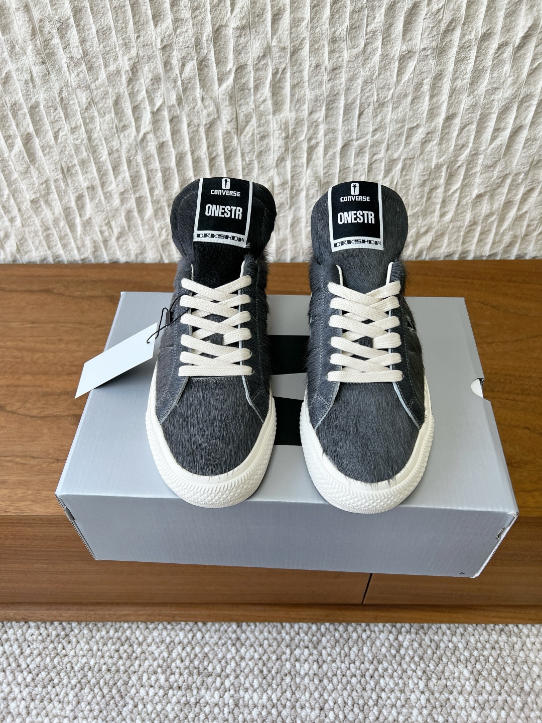 NO:723461,G119 Rick Owensx joint model 26ss early spring new couple model horse hair sneakers casual shoes Owens' consistent approach to reshape cultural symbols is to bend and reconstruct the shoe body, extend the tongue and smooth the toe. This is the first time in its century-old history that it has been presented in this way!! In terms of material, the shoe body is made of horse hair fabric, making it more comfortable to the touch. The sole is the familiar 70 sole with moderate softness!  The upper is made of original imported horse hair, the lining is sheepskin, and the sole is original custom-made non-slip rubber outsole. Sizes 35-39 (women's size 40, men's size 45 are custom-made and non-returnable), casual shoes/sports shoes, sneakers, sheepskin19860909G119 Rick Owensx 联名款 26ss早春新款 情侣款 马毛板鞋 休闲鞋 Owens重塑文化符号的一贯做法 弯曲和重构了鞋身 延长了鞋舌并将鞋头磨平 这也是在其百年历史上首次以这种方式呈现!! 材质方面鞋身却采用马毛面料,让手感更加舒服鞋底则是我们熟悉的70鞋底软度适中！ 鞋面采用原版进口马毛 内里垫脚羊皮 鞋底原版定制防滑橡胶大底 码数35-39（女码40,男码45定做不退换）,休闲鞋/运动鞋,sneakers,sheepskin,Women's Shoes