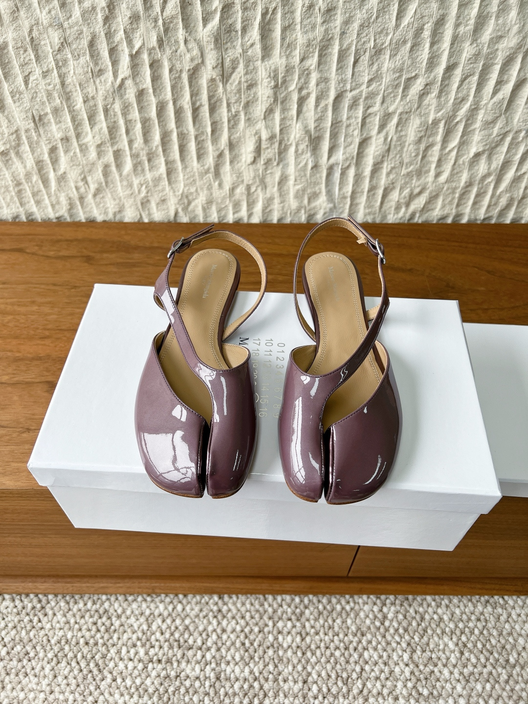 NO:723471,G279 Maison Margiela 26ss early spring new tabi split-toe, empty back buckle, flat-soled sandals, pig's trotter split-toe shoes with the word 'fashionable' engraved on them. This time, they have been upgraded on the original basis. The split-toe slit position is really a detail of the craftsmanship. It took a lot of time to ensure the comfort of the shoes. It is comfortable and versatile for the upper foot. There is no need for a running-in period. It is still made of imported cowhide leather. One word: 'soft'  The delicate texture is visible to the naked eye. You don’t want to take it off when you put it on. You won’t feel foreign when you wear it barefoot. Hurry up and get a pair. The upper is made of original imported open-edge beaded cowhide. The lining is made of cowhide. The outsole is original customized Italian leather outsole. Size35-39 (40.41 customization is non-returnable), split-toe shoes, masion margiela, sandals, cowhide, Leather soles19860909G279 Maison Margiela 马吉拉 26ss早春新款 tabi分趾 后空扣带 平底 凉鞋 刻着“时髦”两字的猪蹄分趾鞋 这次在原来的基础上又做了升级 分趾开衩位置真的是考究工艺的细节点 花费了超多时间去保证鞋子的舒适度  上脚既舒适又百搭 完全无需磨合期 依旧采用进口全牛皮材质 一个字“软” 肉眼可见的细腻质感 穿上完全不想脱下来 光脚穿也不会有异物感 赶紧人手一双吧 鞋面采用原版进口开边珠牛皮 内里垫脚牛皮 大底原版定制意大利真皮大底 Size35-39（40.41定制不退换）,分趾鞋,masion margiela,sandals,cowhide,Leather soles,Women's Shoes