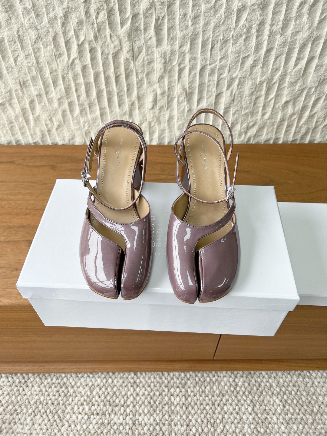 NO:723476,G279 Maison Margiela 26ss early spring new tabi split-toe, empty back buckle, flat-soled sandals, pig's trotter split-toe shoes with the word 'fashionable' engraved on them. This time, they have been upgraded on the original basis. The split-toe slit position is really a detail of the craftsmanship. It took a lot of time to ensure the comfort of the shoes. It is comfortable and versatile for the upper foot. There is no need for a running-in period. It is still made of imported cowhide leather. One word: 'soft'  The delicate texture is visible to the naked eye. You don’t want to take it off when you put it on. You won’t feel foreign when you wear it barefoot. Hurry up and get a pair. The upper is made of original imported open-edge beaded cowhide. The lining is cowhide. The heel height is 7.5cm. The outsole is original and customized. Italian genuine leather outsole. Size35-39 (40.41 customization is non-refundable). Split-toe shoes, masion margiela, sandals, cowhide, Leather soles19860909G279 Maison Margiela 马吉拉 26ss早春新款 tabi分趾 后空扣带 平底 凉鞋 刻着“时髦”两字的猪蹄分趾鞋 这次在原来的基础上又做了升级 分趾开衩位置真的是考究工艺的细节点 花费了超多时间去保证鞋子的舒适度  上脚既舒适又百搭 完全无需磨合期 依旧采用进口全牛皮材质 一个字“软” 肉眼可见的细腻质感 穿上完全不想脱下来 光脚穿也不会有异物感 赶紧人手一双吧 鞋面采用原版进口开边珠牛皮 内里垫脚牛皮 跟高7.5cm 大底原版定制意大利真皮大底 Size35-39（40.41定制不退换）,分趾鞋,masion margiela,sandals,cowhide,Leather soles,Women's Shoes