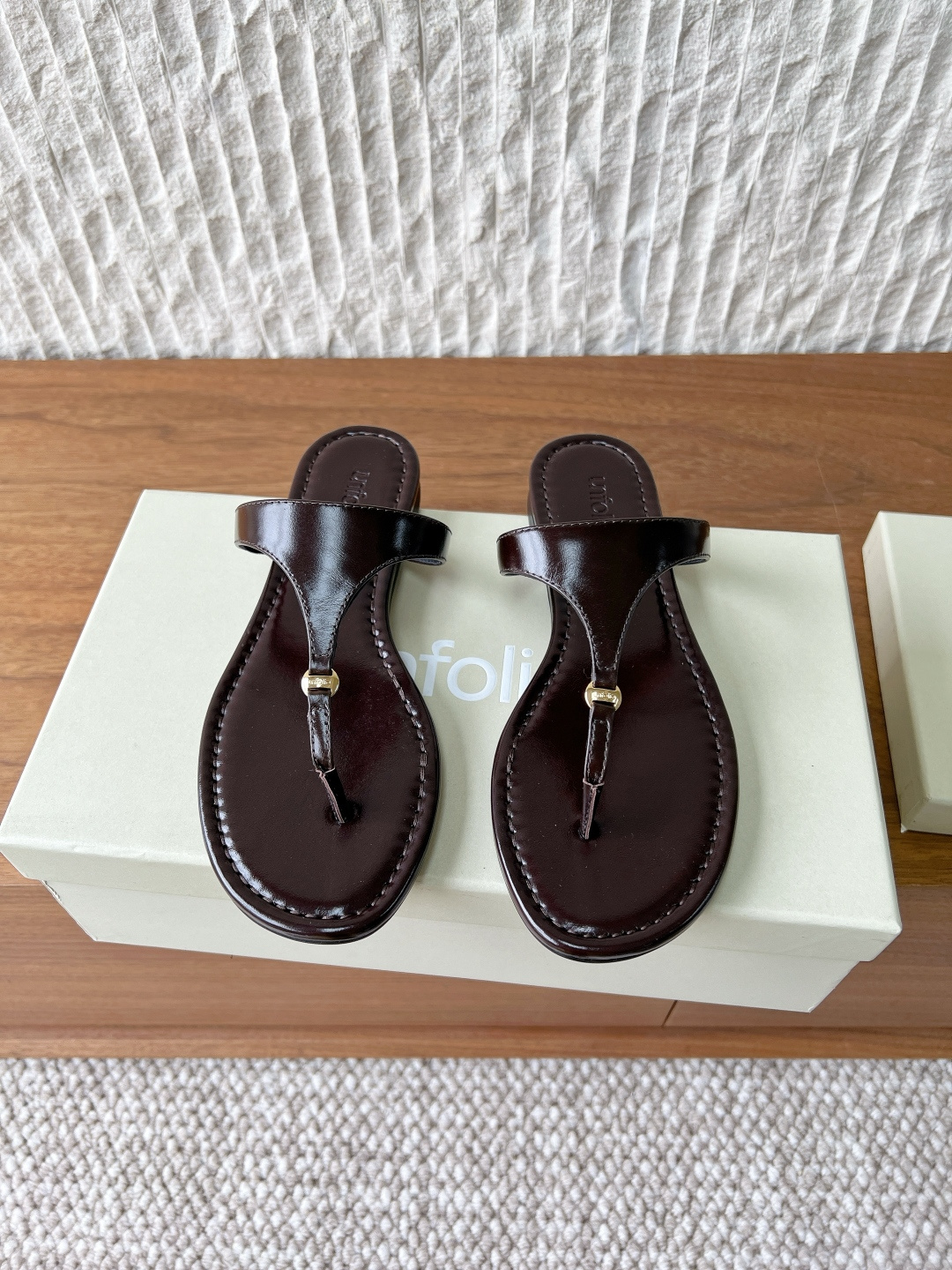 NO:723485,G199 Unfolio, a niche trendy brand, 26ss new model for early spring, flip-flops, simple but not simple, cross-strap design, outlines casual lines, whether it is warm burgundy, rustic tan or classic cool black, with a unique texture to show the casual attitude, slip into the fashionable summer atmosphere and easily unlock the fashion code for travel. The upper is made of original imported butter leather/cowhide, the lining is sheepskin, the sole is original custom rubber combination genuine leather outsole  Size35-39 (40 made to order, non-returnable), split-toe shoes, slippers, cowhide, sheepskin, Leather soles19860909G199 Unfolio 小众潮牌 26ss早春新款 夹趾拖鞋 简约而不简单 交叉带设计 勾勒随性线条 无论是热情酒红 质朴棕褐 还是经典酷黑 都以独特质感彰显休闲态度 一脚蹬入夏日时髦氛围 轻松解锁出行的时尚密码 鞋面采用原版进口牛油皮/牛皮 内里垫脚羊皮 鞋底原版定制橡胶组合真皮大底 Size35-39（40订做不退换）,分趾鞋,slippers,cowhide,sheepskin,Leather soles,Women's Shoes