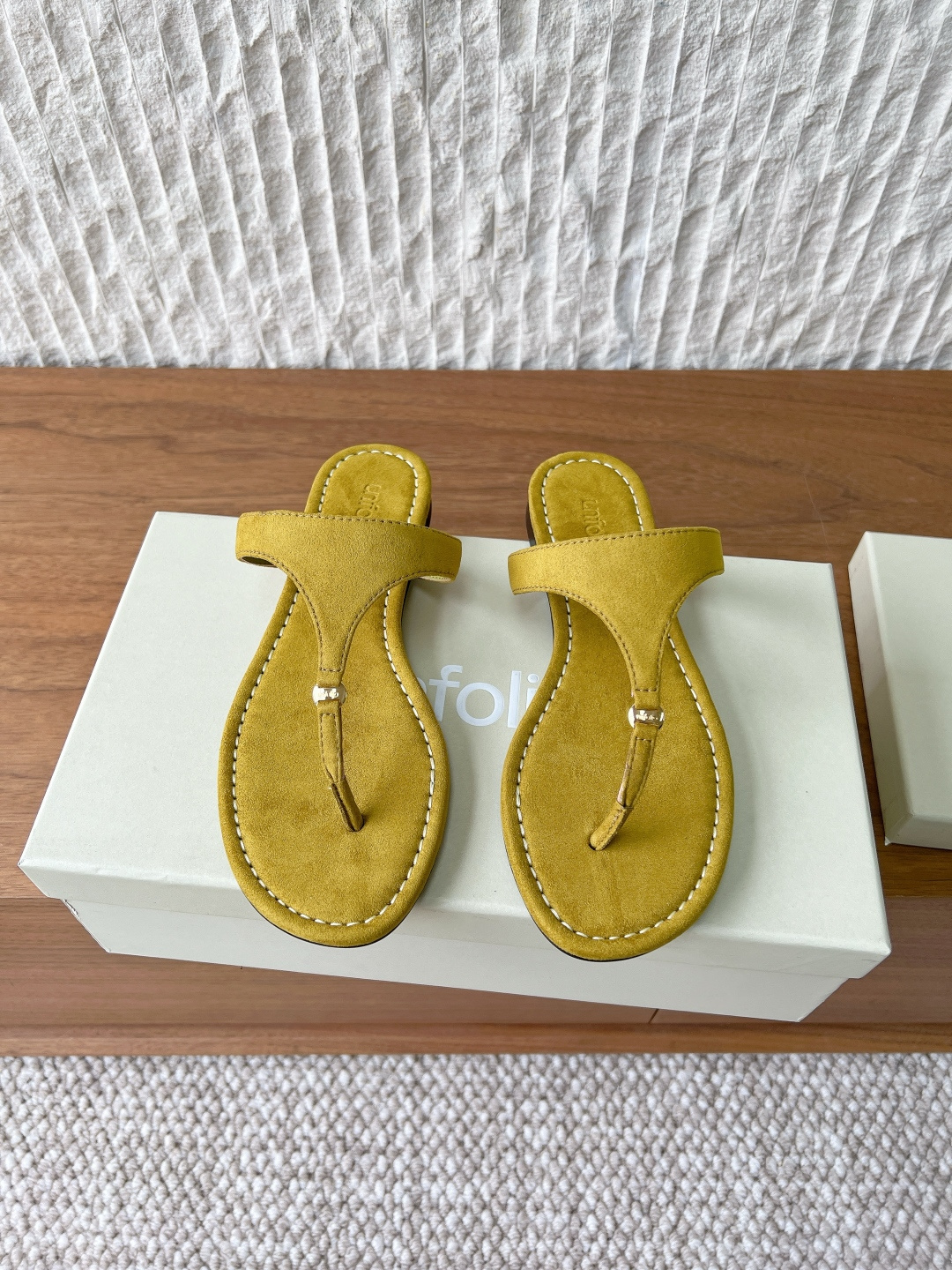 NO:723440,G199 Unfolio, a niche trendy brand, 26ss new style flip-flops for early spring. Simple but not simple. Cross-strap design outlines casual lines. Whether it is passionate burgundy, rustic tan or classic cool black, it shows a casual attitude with a unique texture. Step into the summer fashion atmosphere and easily unlock the fashion code for travel. The upper is made of original imported butter leather/cowhide/cow suede. The lining is sheepskin. The sole is original custom rubber combination genuine leather outsole.  Size35-39 (40 made to order, non-returnable), split-toe shoes, slippers, cowhide, sheepskin, Leather soles19860909G199 Unfolio 小众潮牌 26ss早春新款 夹趾拖鞋 简约而不简单 交叉带设计 勾勒随性线条 无论是热情酒红 质朴棕褐 还是经典酷黑 都以独特质感彰显休闲态度 一脚蹬入夏日时髦氛围 轻松解锁出行的时尚密码 鞋面采用原版进口牛油皮/牛皮/牛反绒 内里垫脚羊皮 鞋底原版定制橡胶组合真皮大底 Size35-39（40订做不退换）,分趾鞋,slippers,cowhide,sheepskin,Leather soles,Women's Shoes